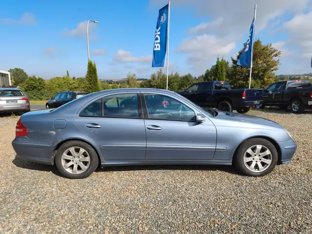 Mercedes-Benz E-Class view 4