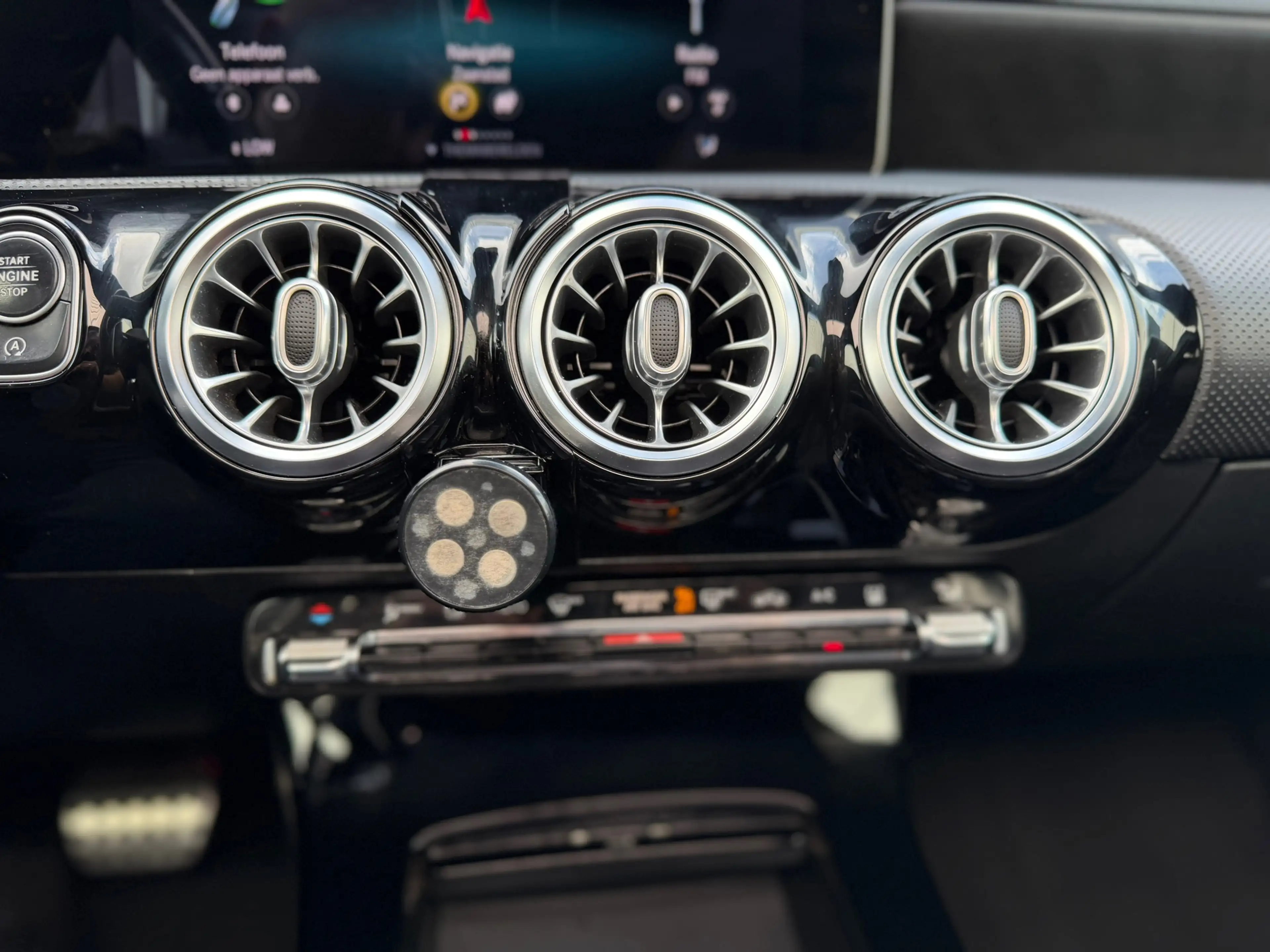 Mercedes-Benz A 250 AMG Pano Sfeer Carplay Acc — photo 37