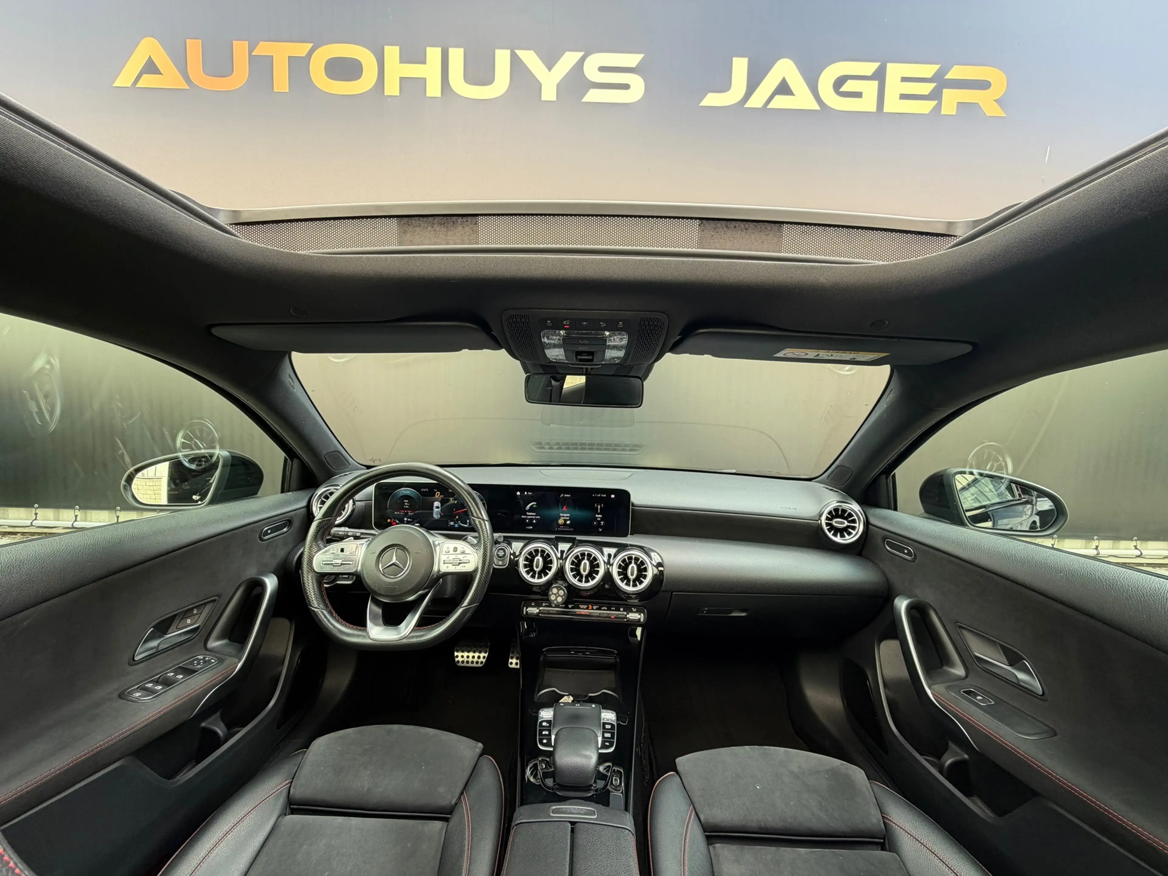 Mercedes-Benz A 250 AMG Pano Sfeer Carplay Acc — photo 25