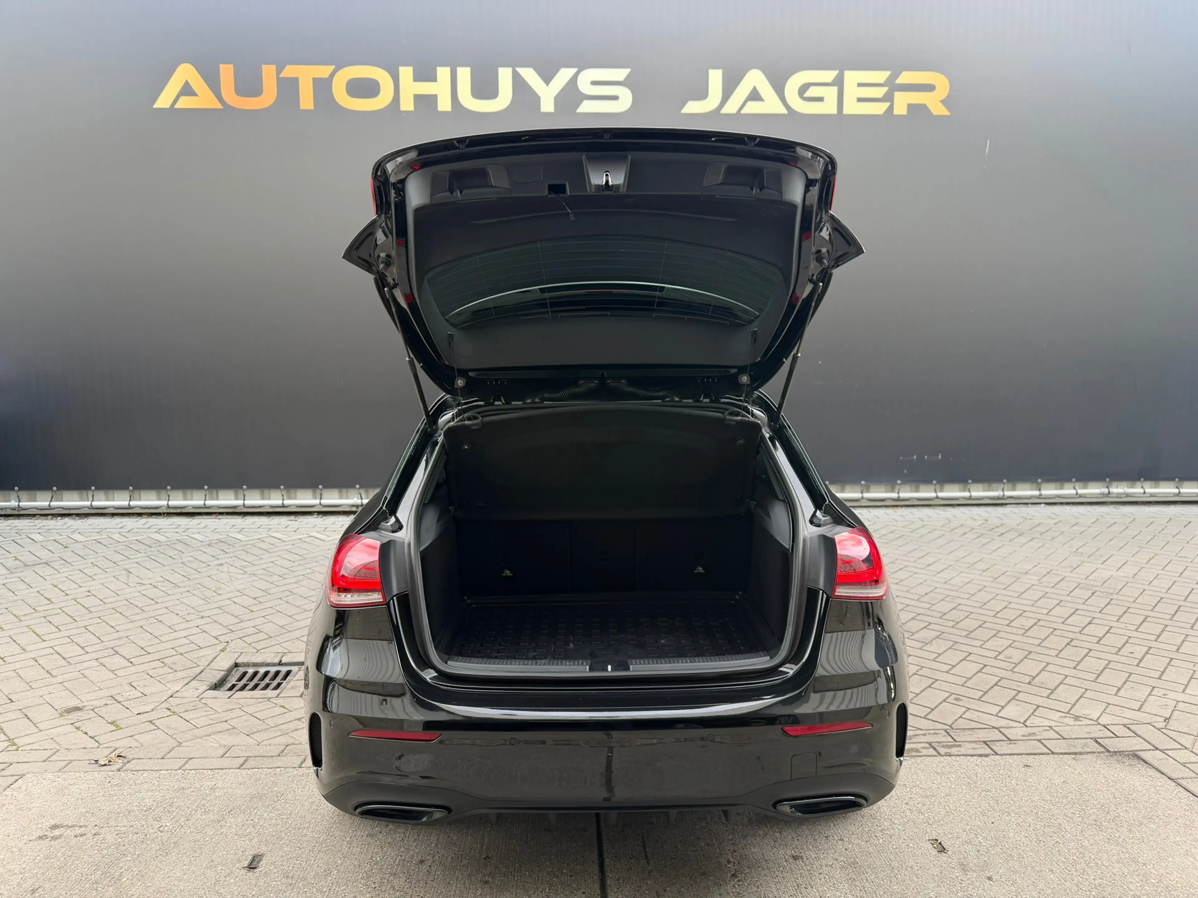 Mercedes-Benz A 250 AMG Pano Sfeer Carplay Acc — photo 14