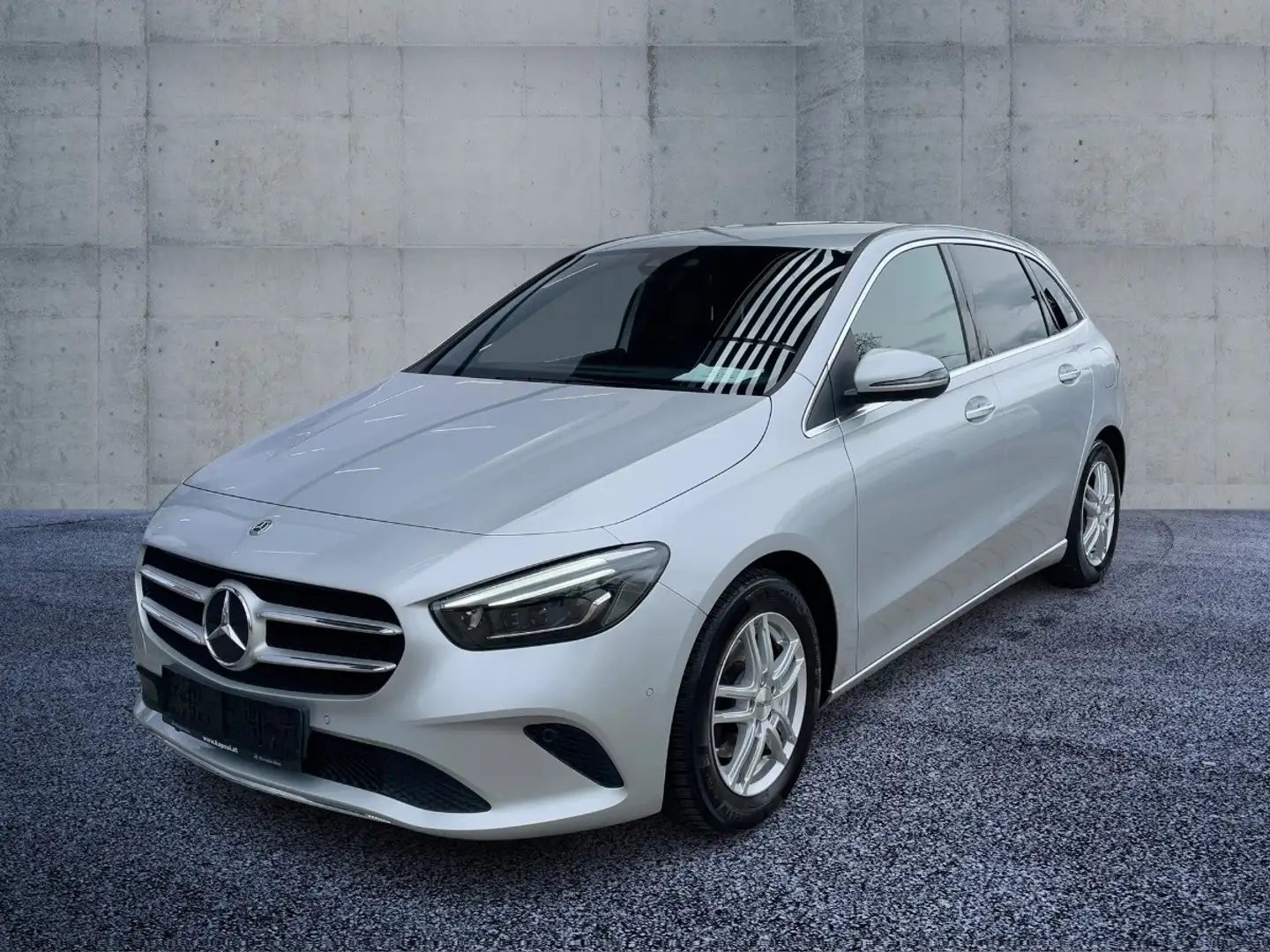 Mercedes-Benz B 180 Progressive KeyLess PDC SHZ SpurH LED MBUX Silber - 2