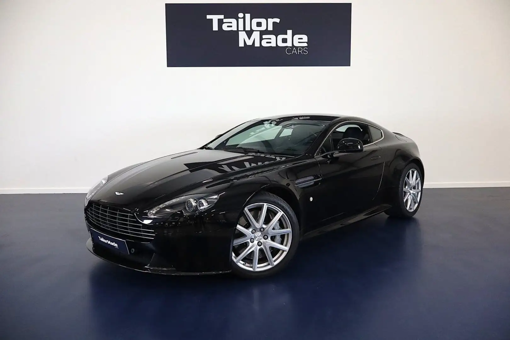Aston Martin V8 - 1