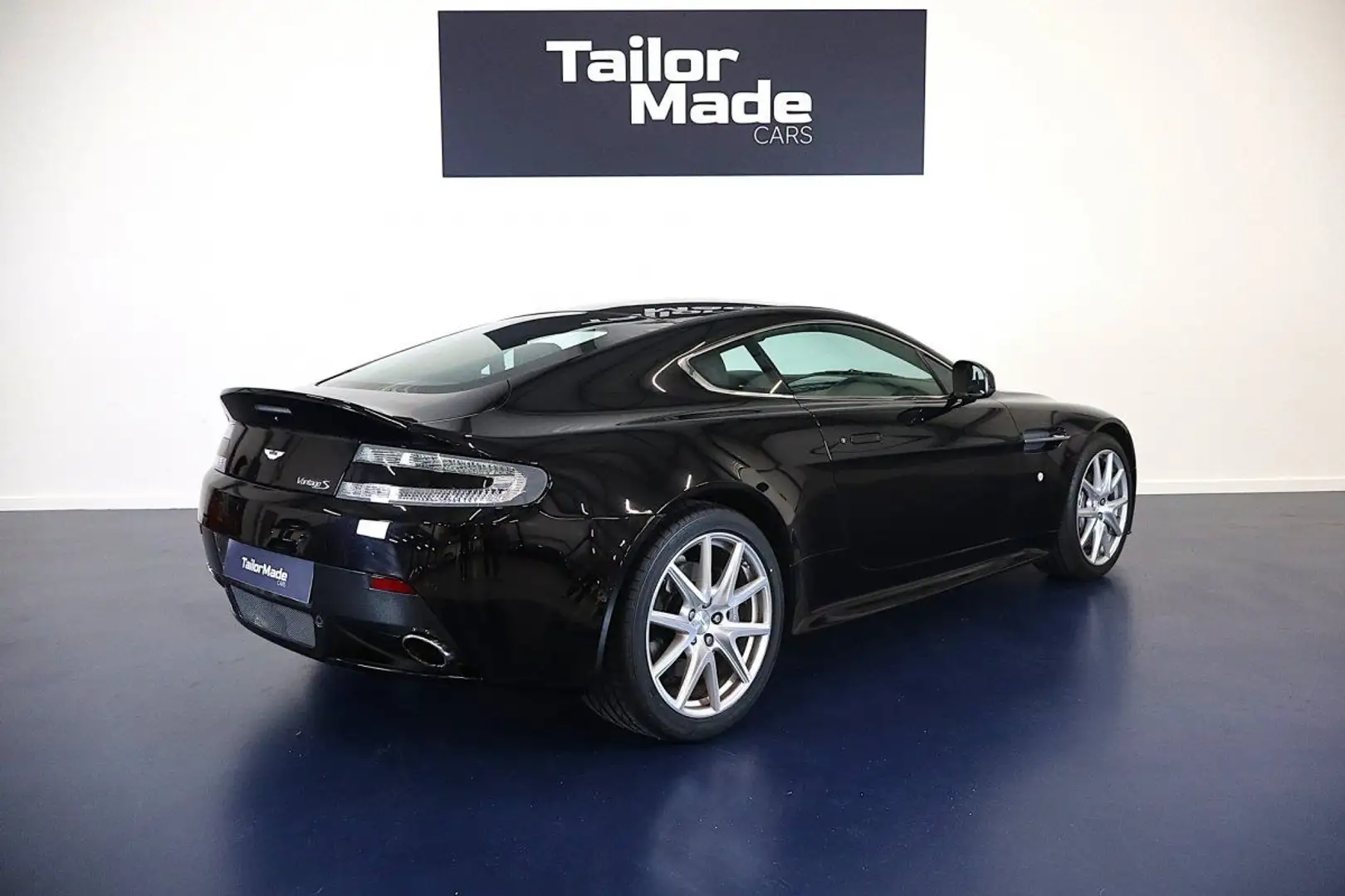 Aston Martin V8 - 2