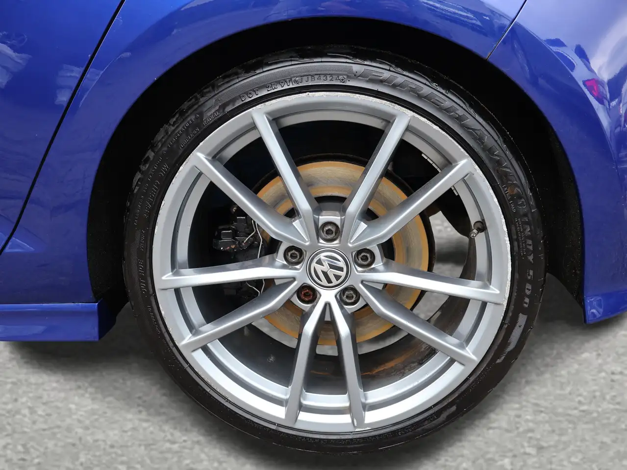 Volkswagen Golf R photo Volkswagen Golf R