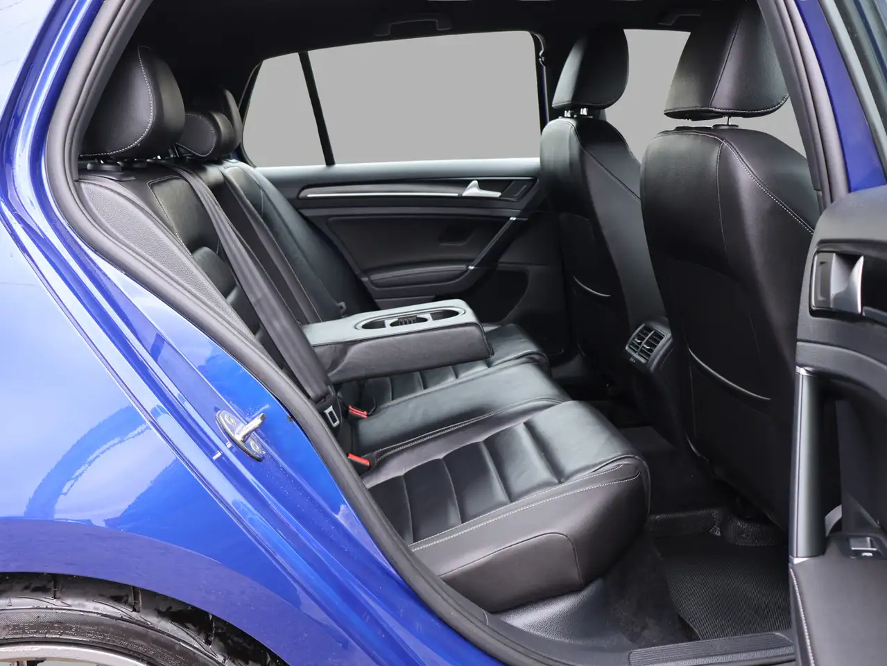 Volkswagen Golf R photo Volkswagen Golf R
