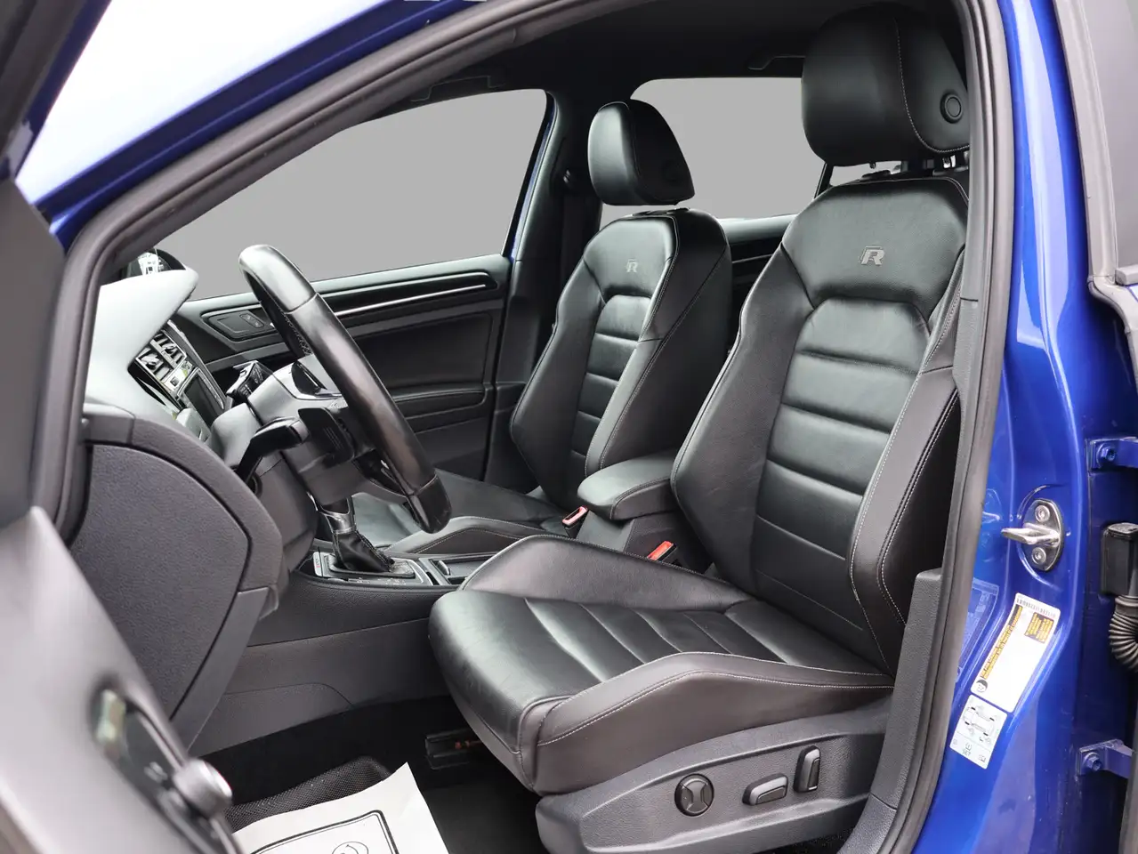 Volkswagen Golf R photo Volkswagen Golf R