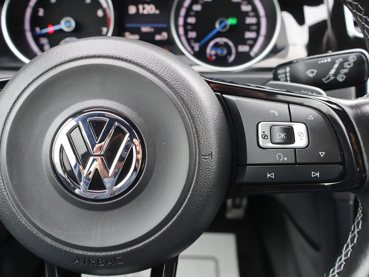 Volkswagen Golf R photo Volkswagen Golf R