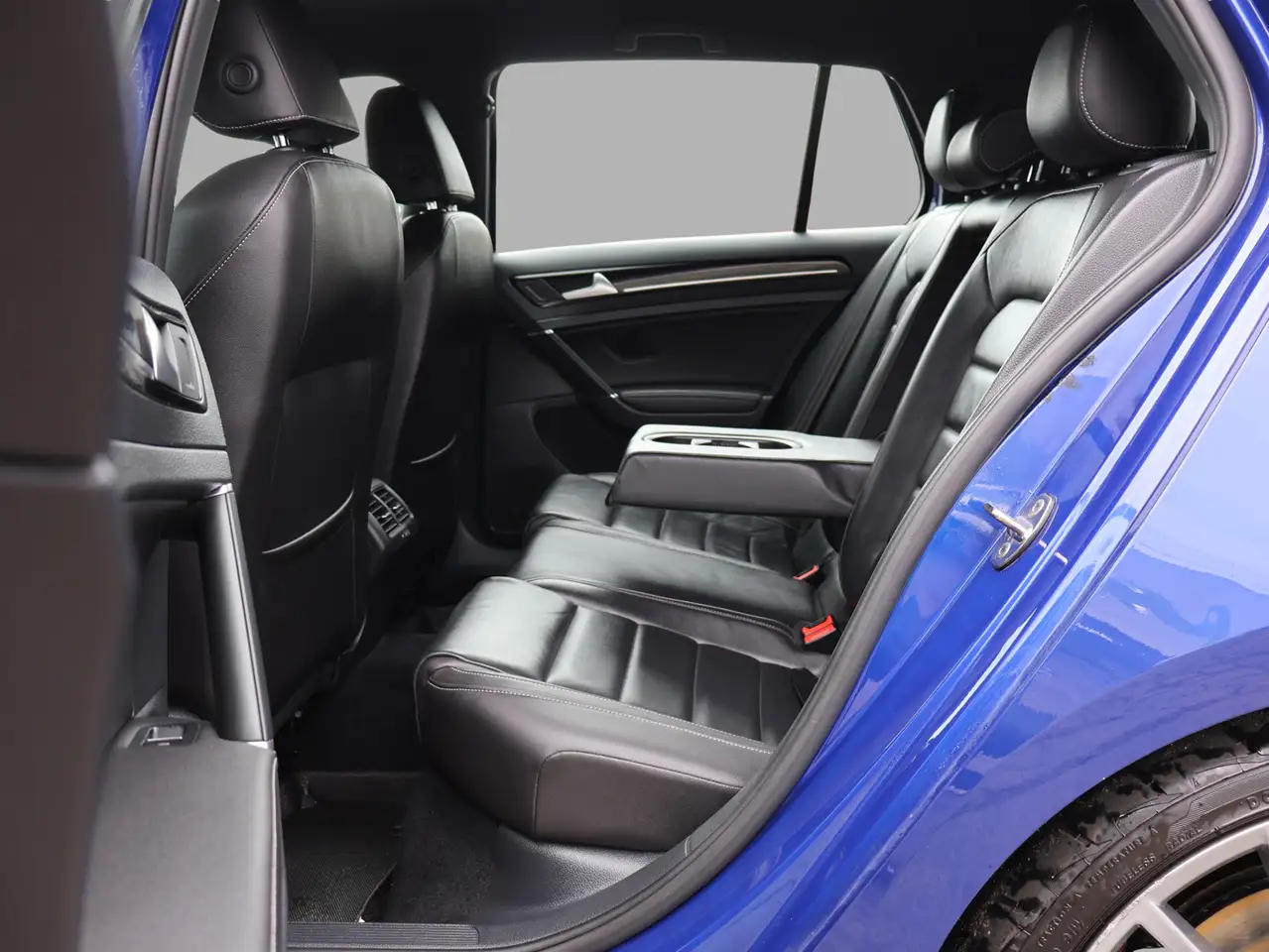 Volkswagen Golf R photo Volkswagen Golf R