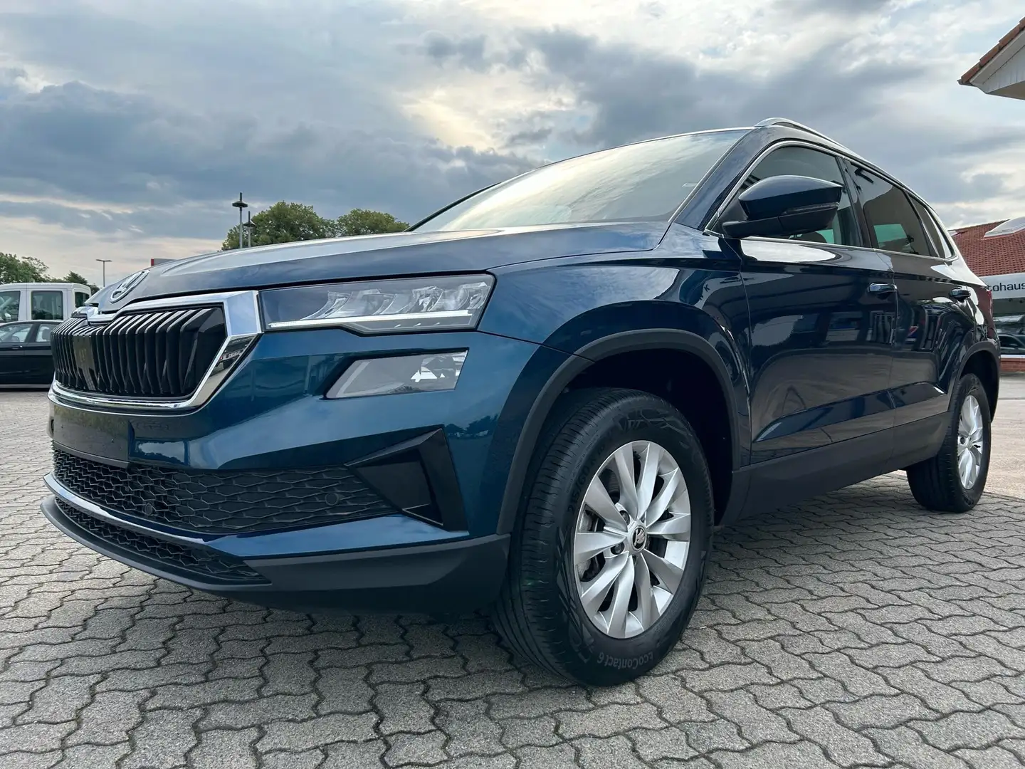 Skoda Karoq Ambition 1.5 TSI DSG / Abstandstempomat 110 kW ... Blau - 1