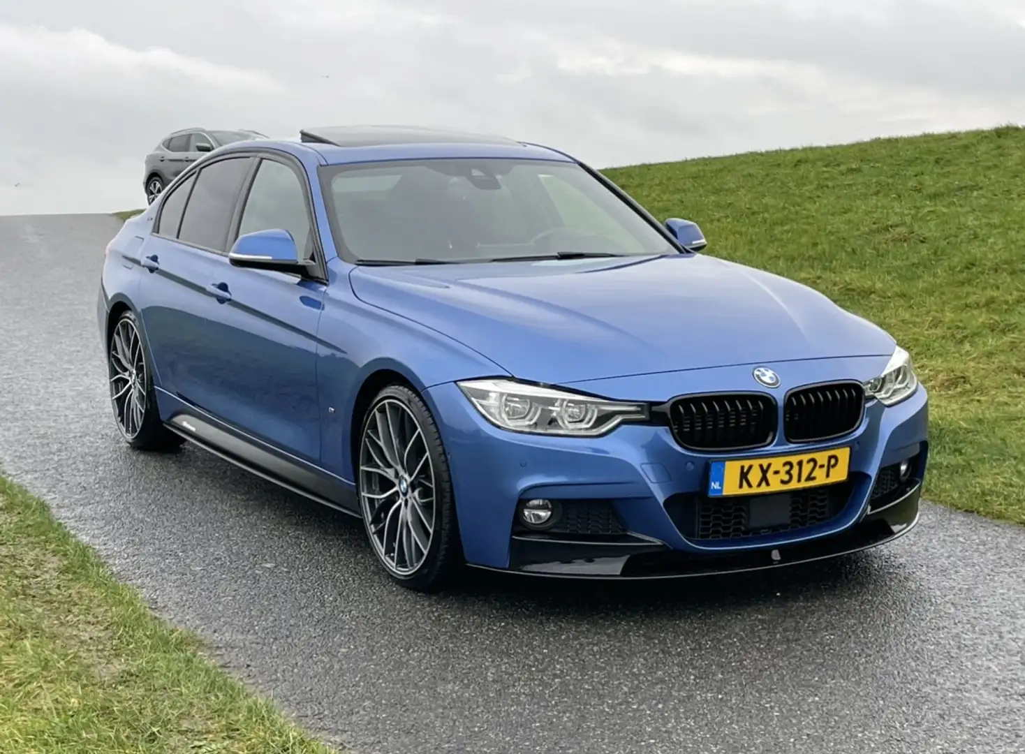 BMW 330 3-Serie (f30) 330e 370PK M-Performance / NL-Auto / Blauw - 2
