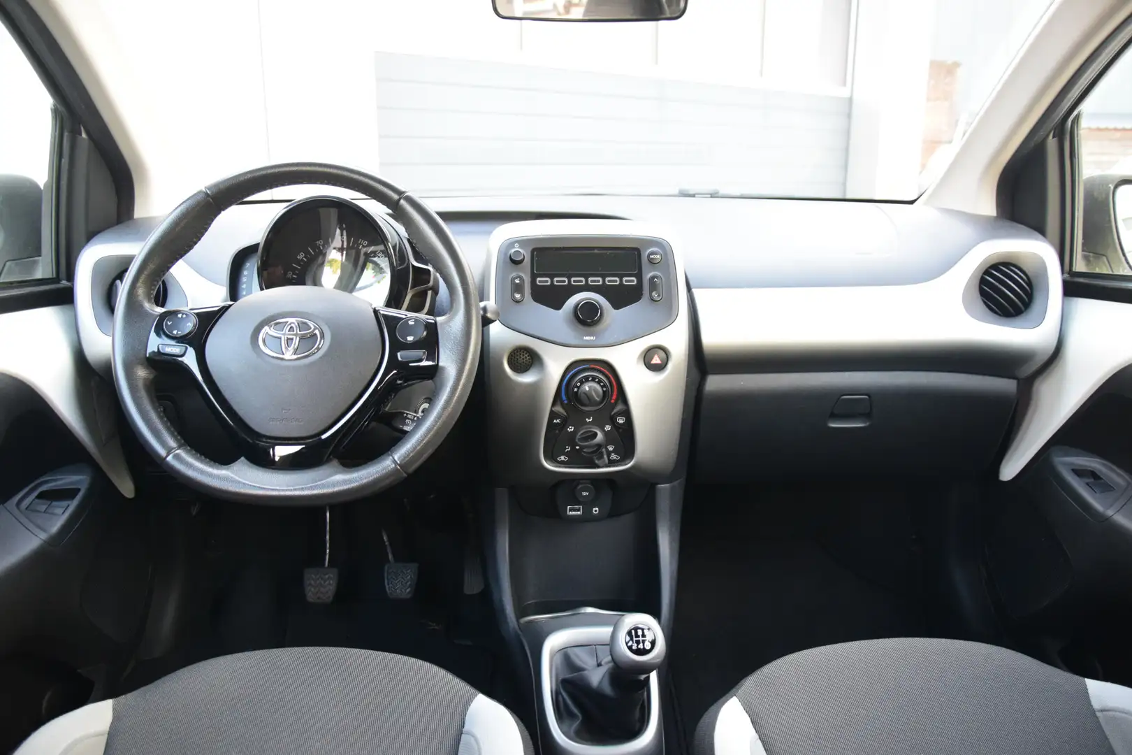 Toyota Aygo 1.0 VVT-i x-play Airco Audio/origineel Wit - 2