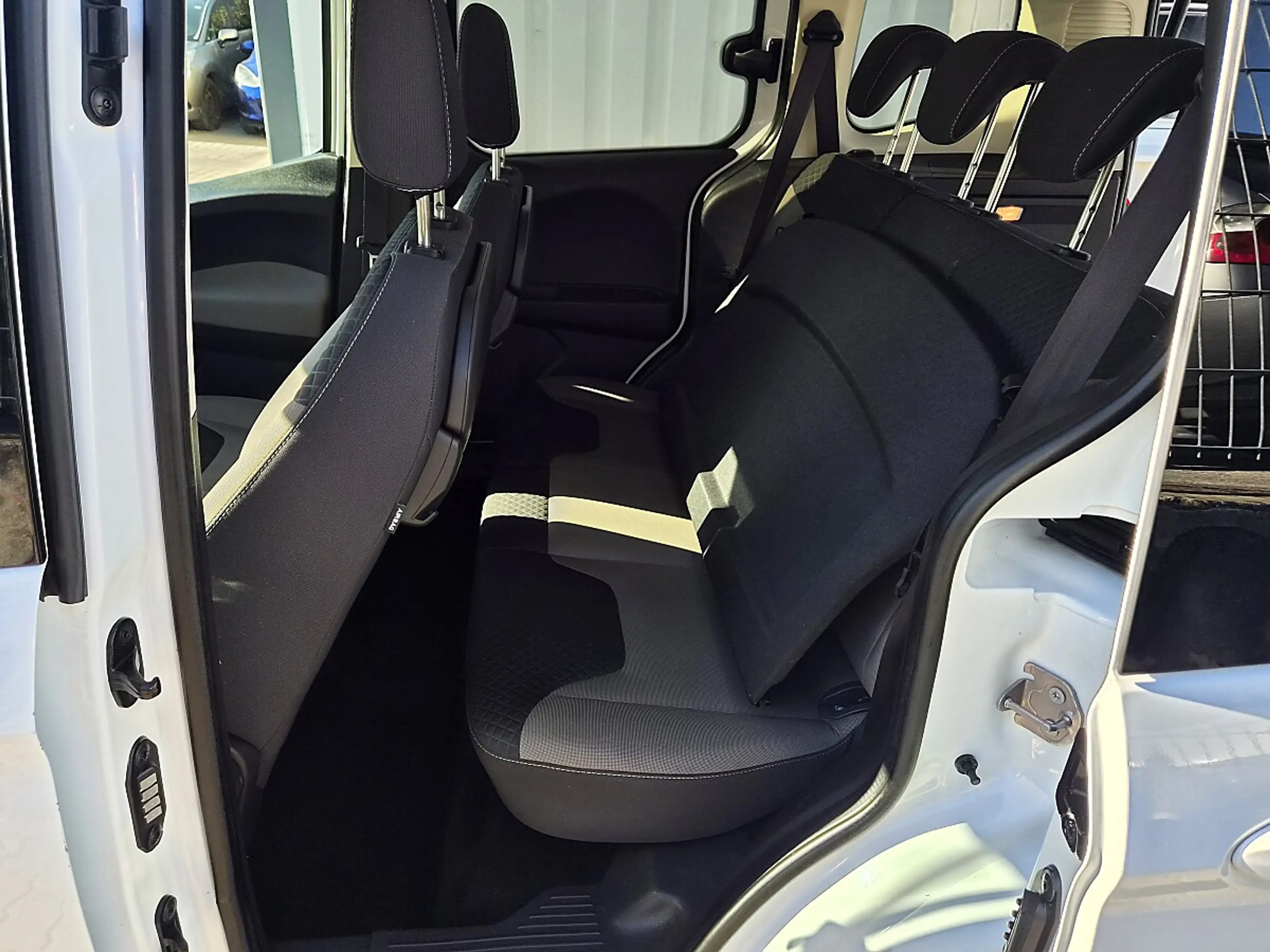 Ford Tourneo Courier Titanium 1.0 EcoBoost — photo 11