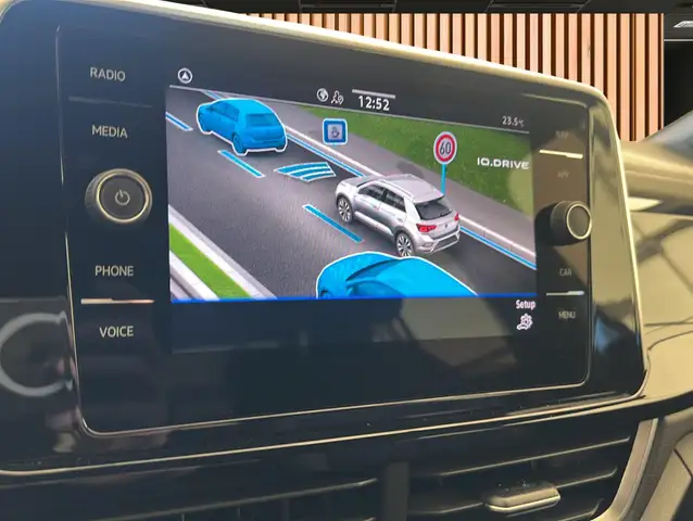 Volkswagen T-Roc view 9