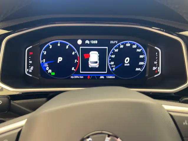 Volkswagen T-Roc view 11