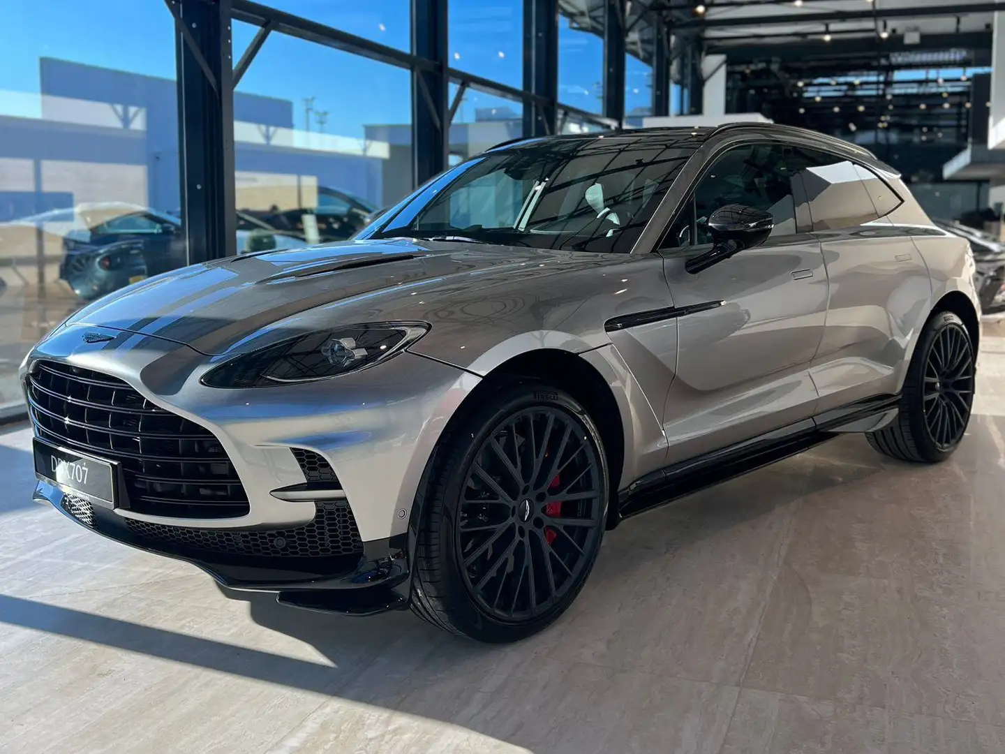 Aston Martin DBX V8 707cv Silber - 1