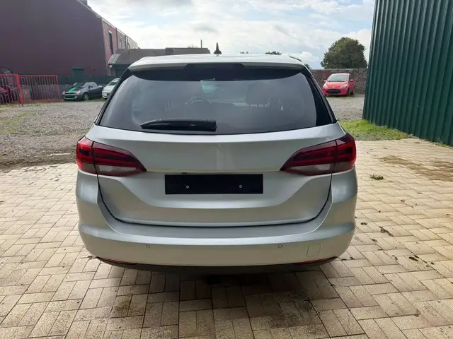 Opel Astra view 4
