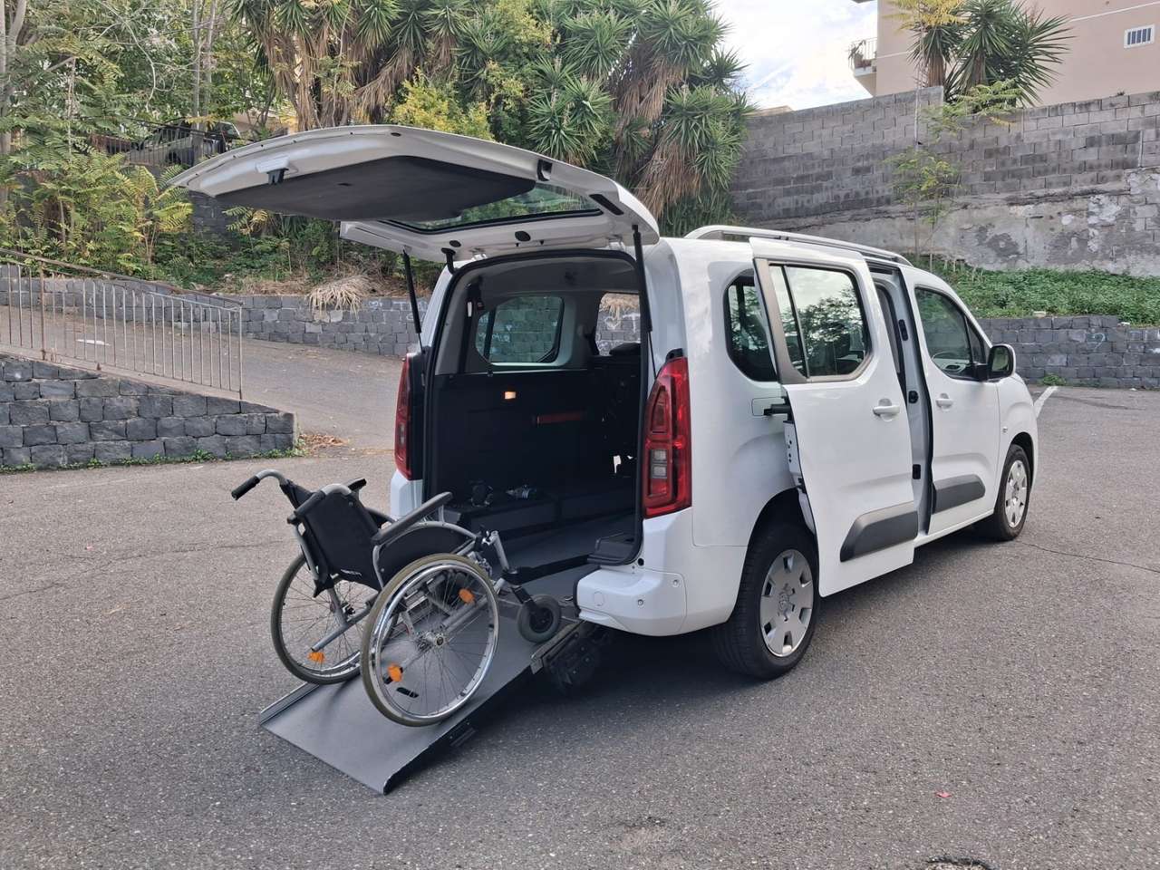 Opel Combo Life pianale ribassato con rampa disabili