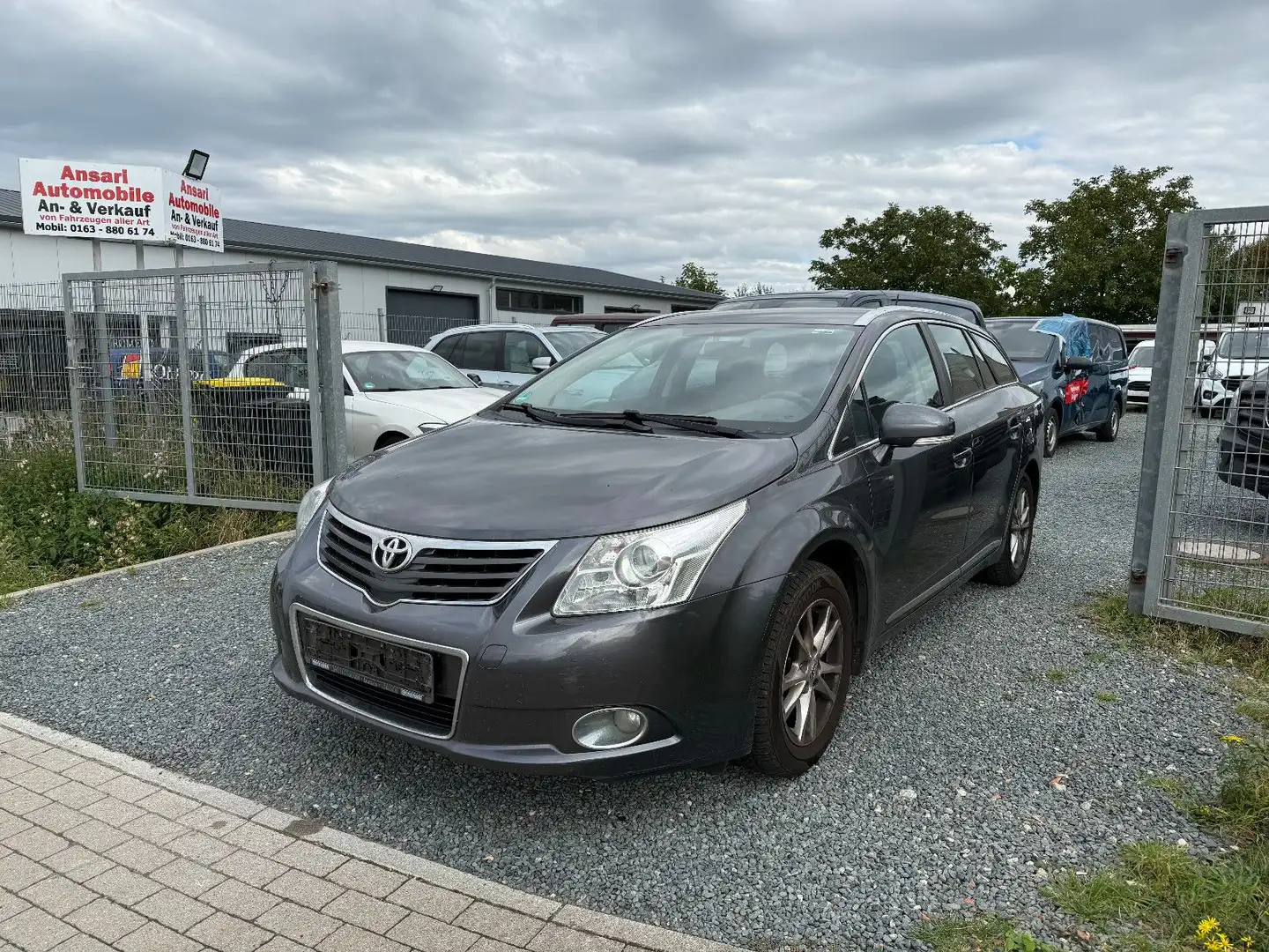 Toyota Avensis Kombi 1.8 16V Edition Automatik|Navi|AHK Gris - 1