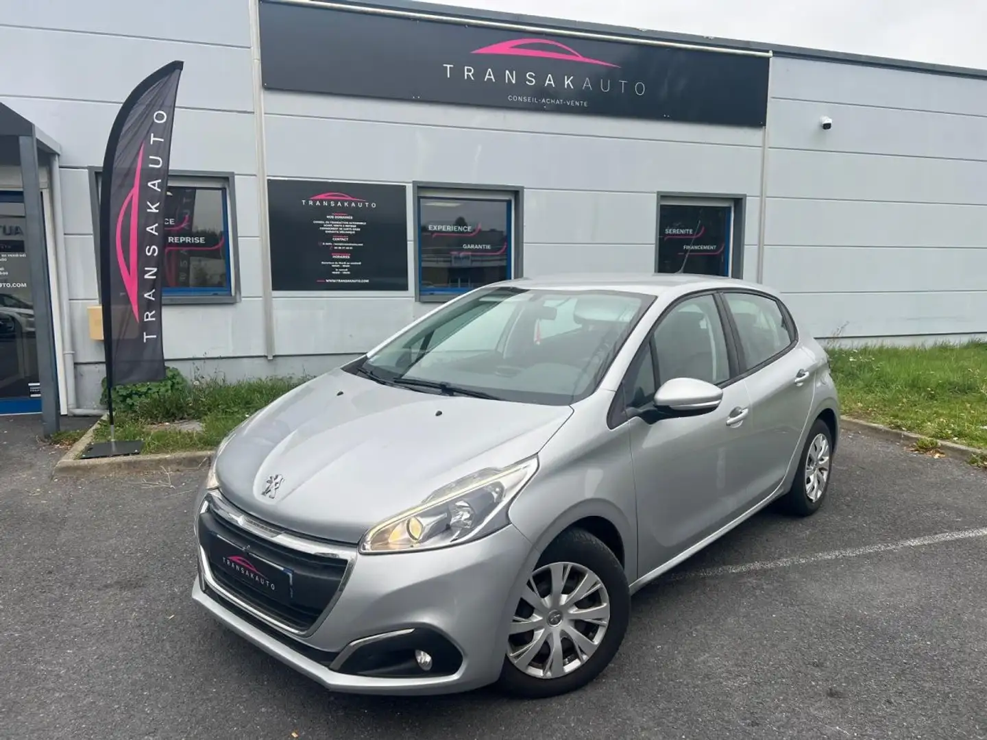 Peugeot 208 BUSINESS 1.6 BlueHDi 100ch SS BVM5 Business Grau - 1