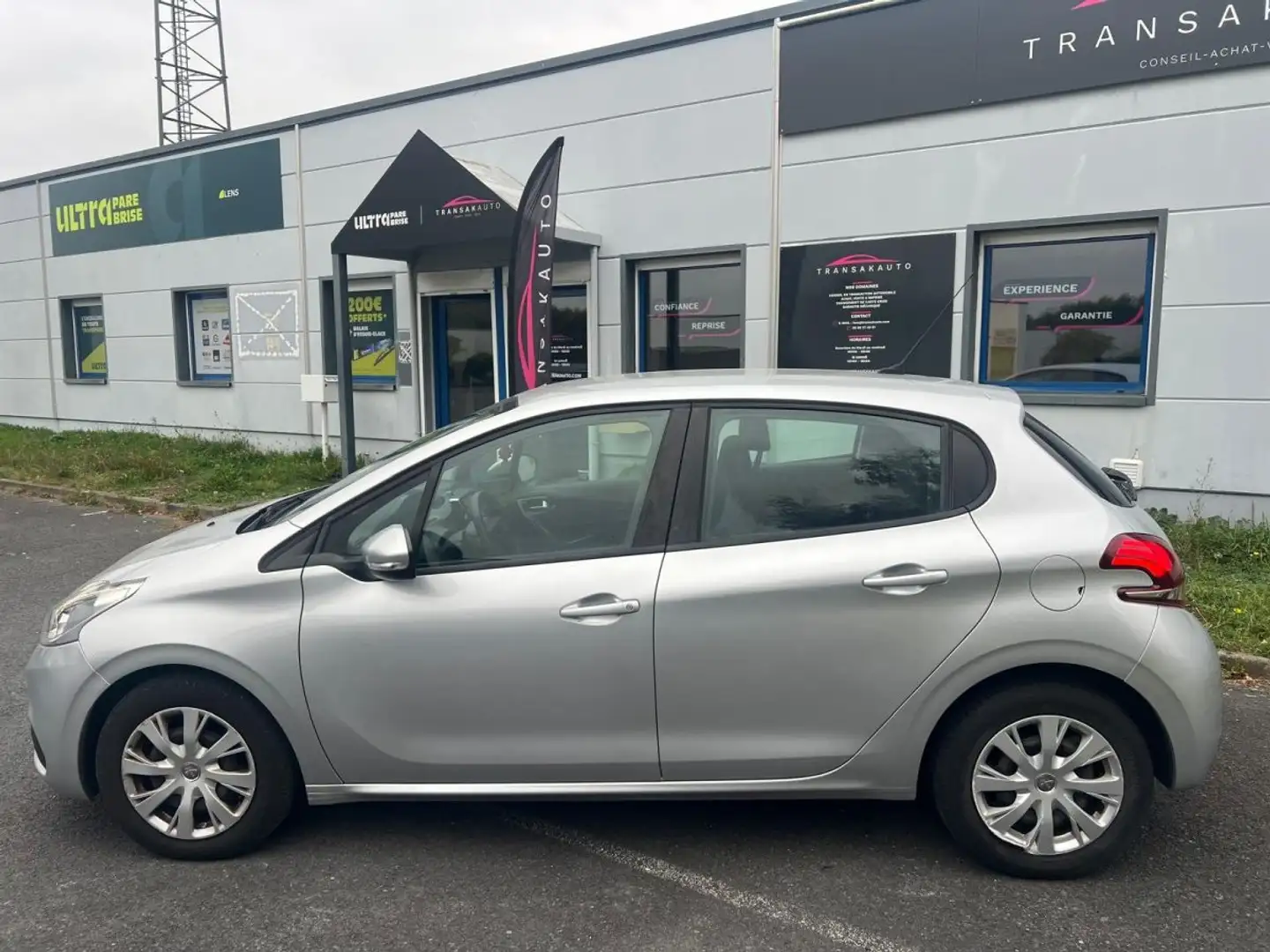 Peugeot 208 BUSINESS 1.6 BlueHDi 100ch SS BVM5 Business Grau - 2