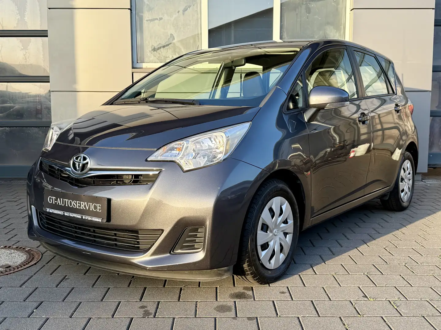 Toyota Verso-S 1.3 Life 8-fach bereift/Kamera/TÜV + Inspektion Grau - 1