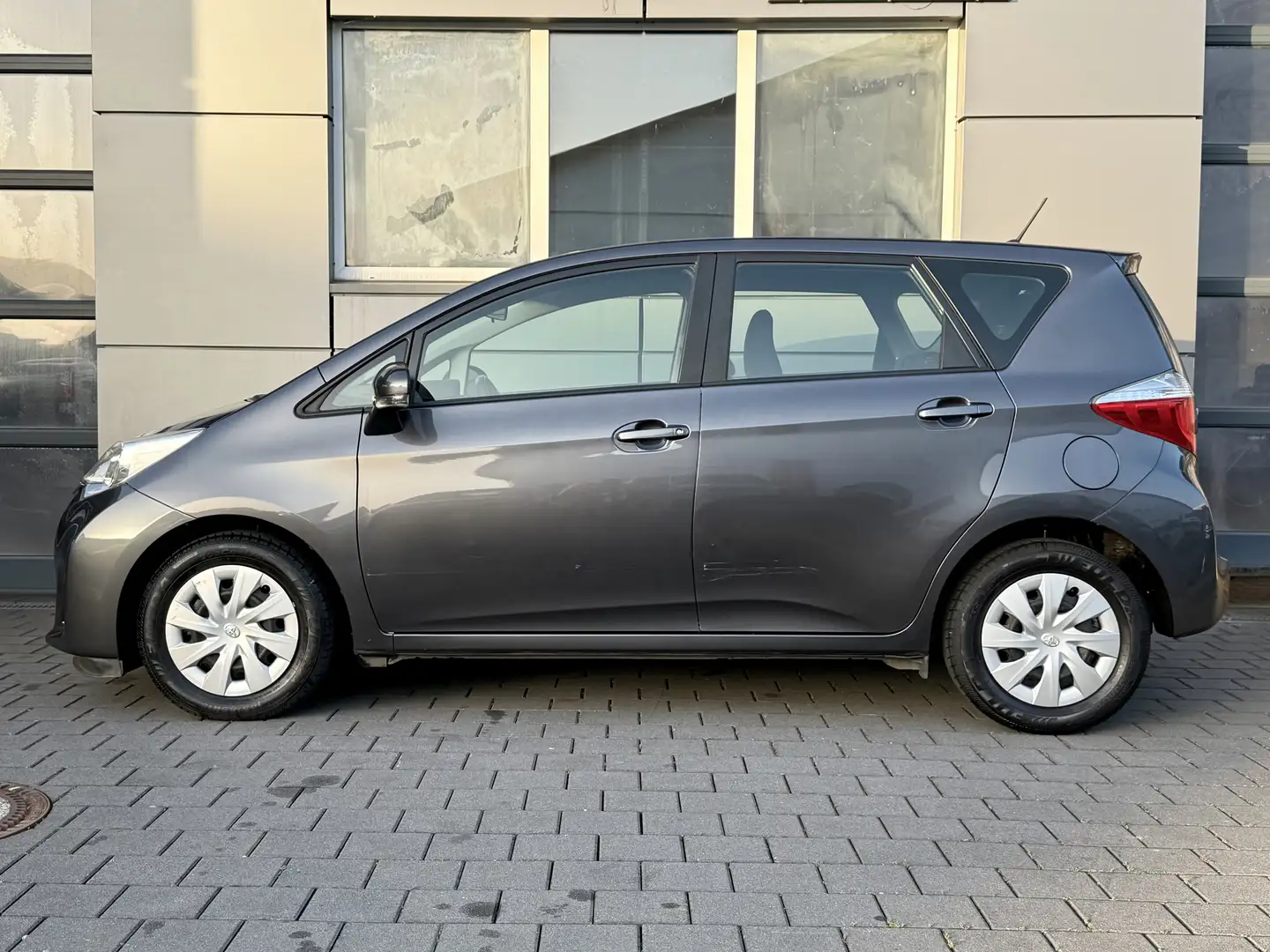 Toyota Verso-S 1.3 Life 8-fach bereift/Kamera/TÜV + Inspektion Grau - 2