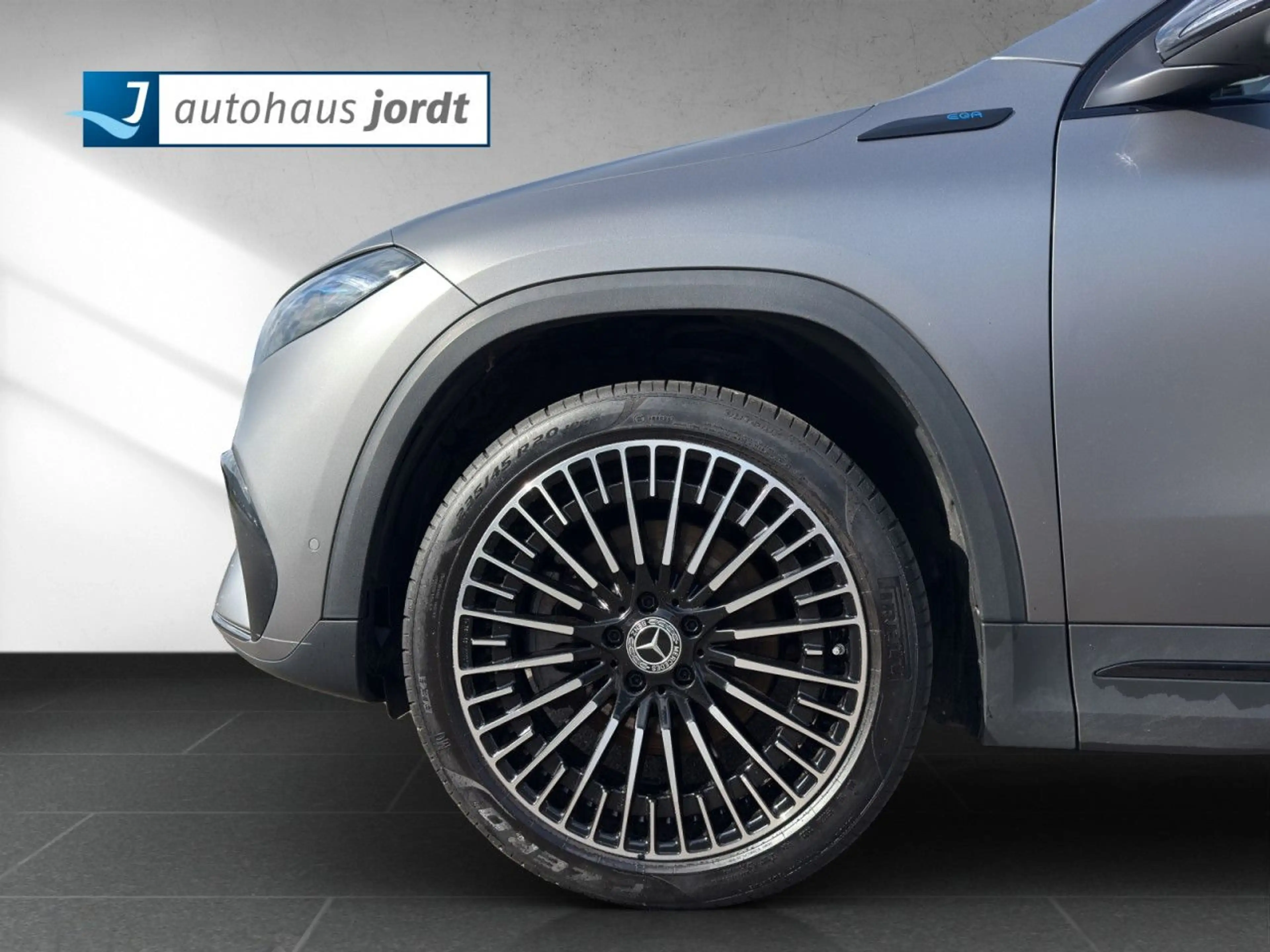 Mercedes-Benz EQA 300 AMG-Line Night 4Matic Automatik RFK SHZ — photo 13