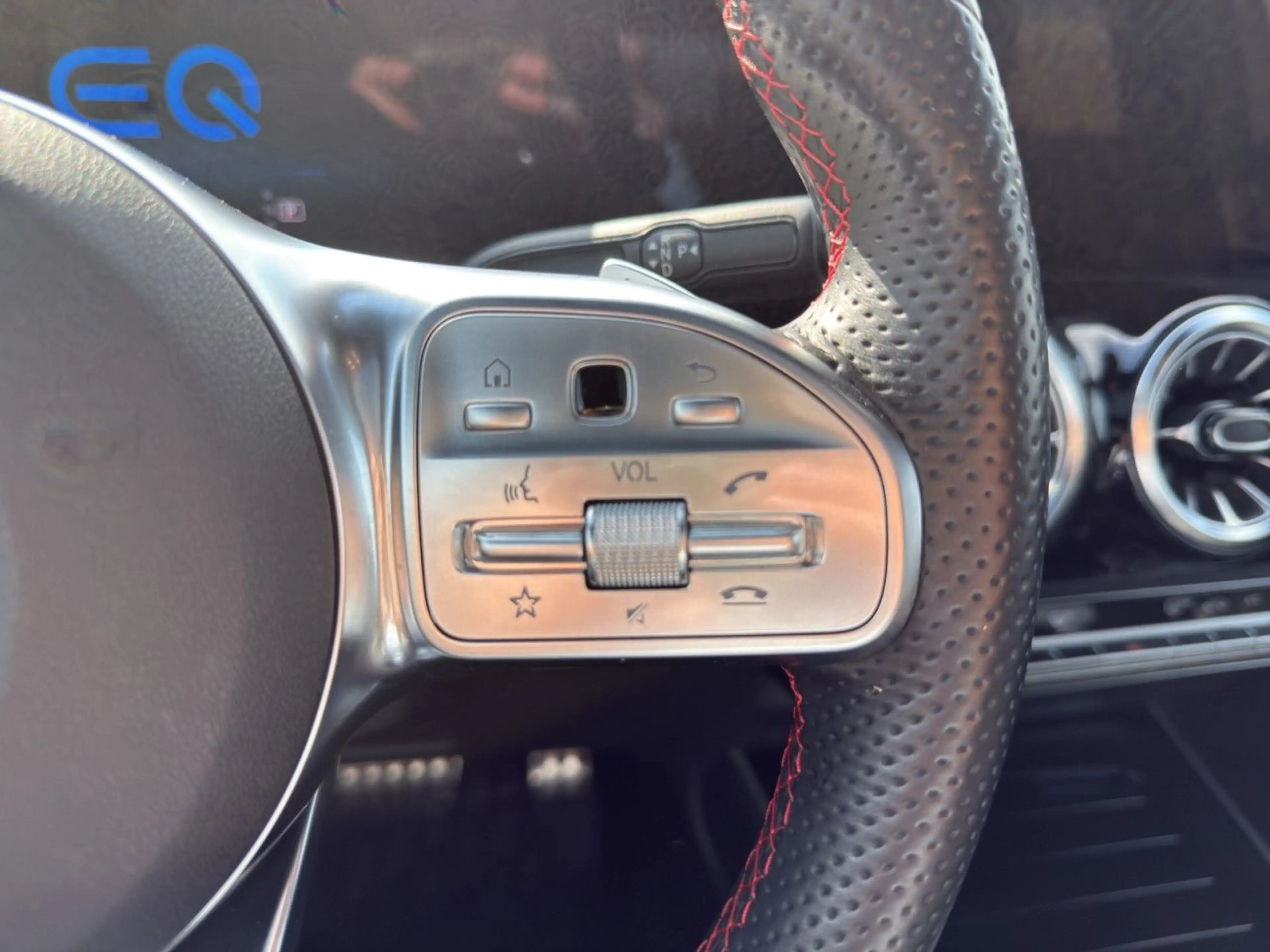 Mercedes-Benz EQA 300 AMG-Line Night 4Matic Automatik RFK SHZ — photo 14