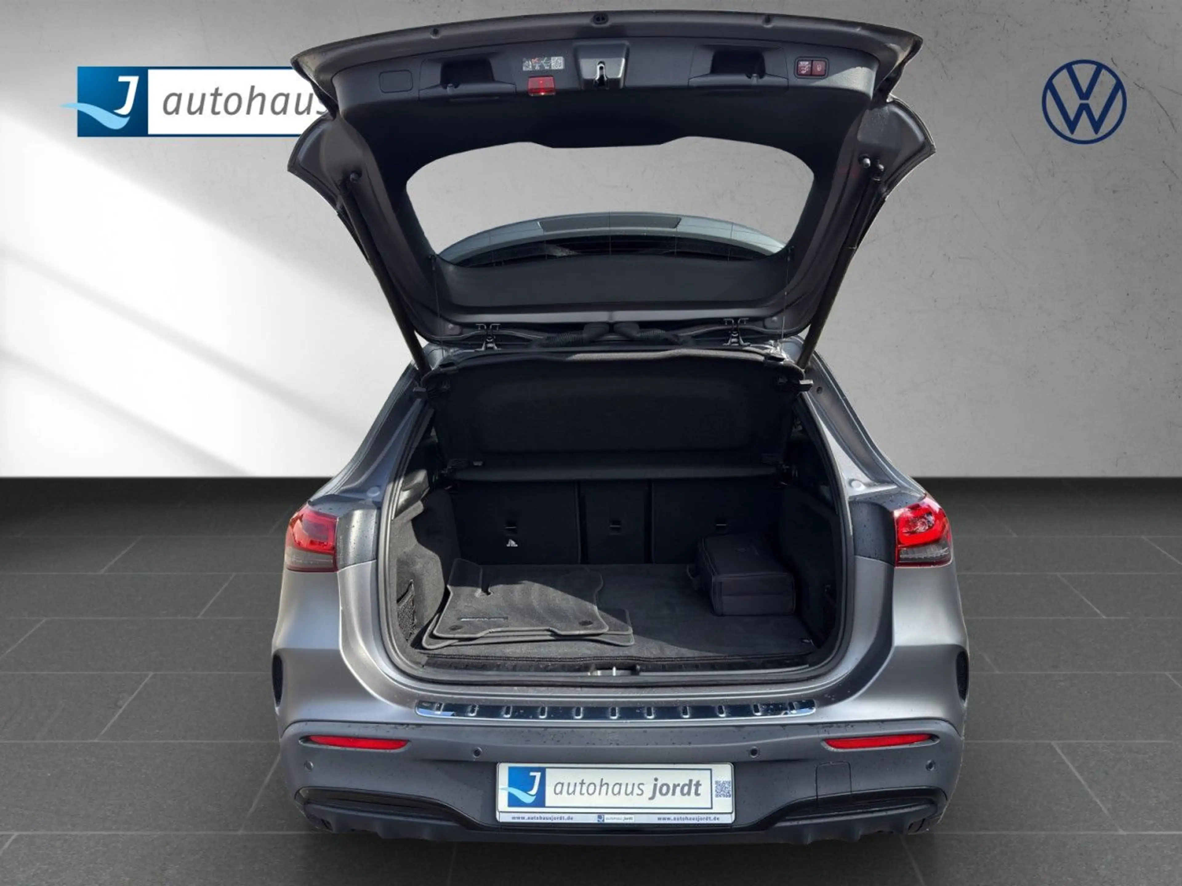 Mercedes-Benz EQA 300 AMG-Line Night 4Matic Automatik RFK SHZ — photo 12