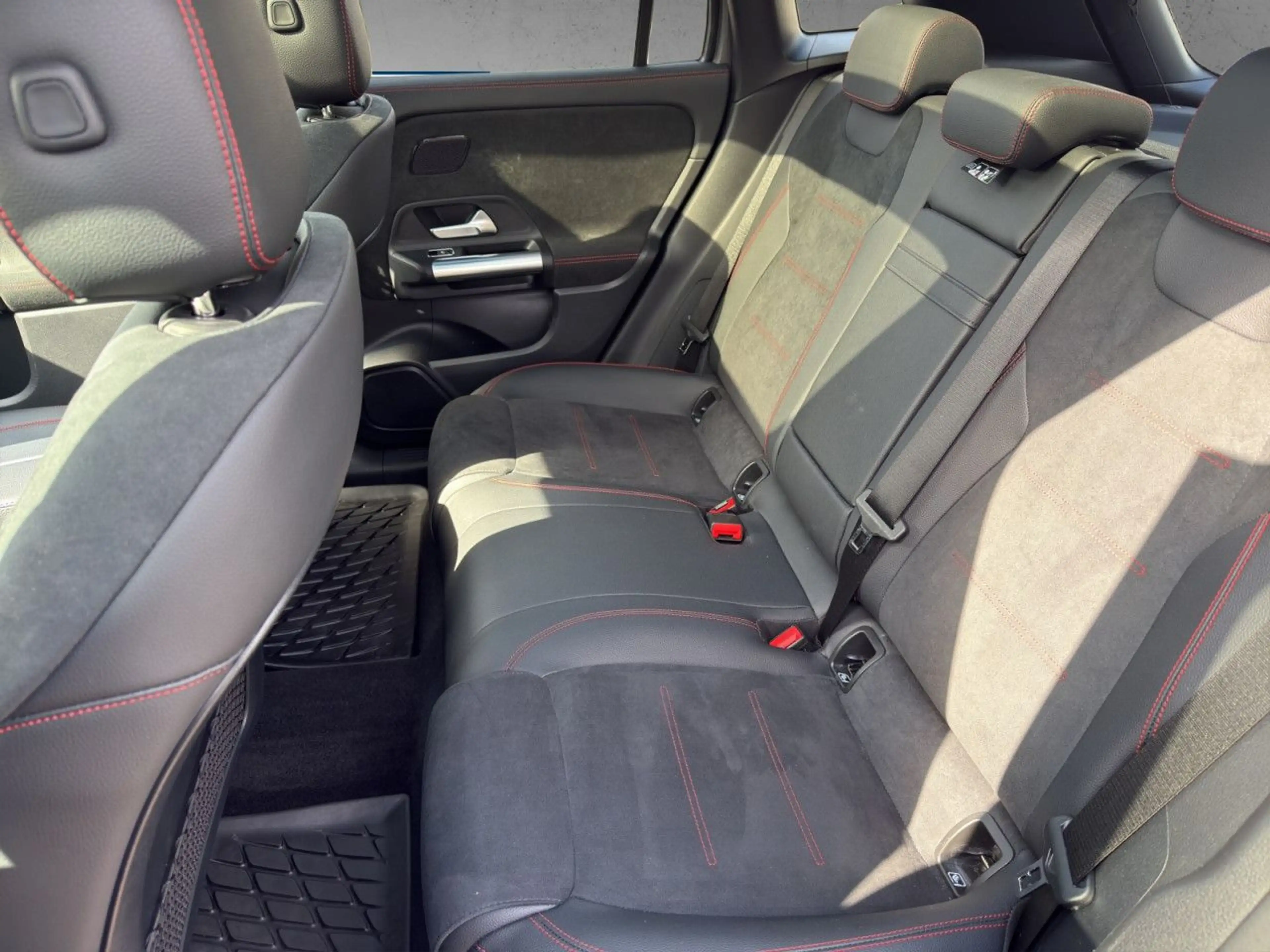 Mercedes-Benz EQA 300 AMG-Line Night 4Matic Automatik RFK SHZ — photo 8