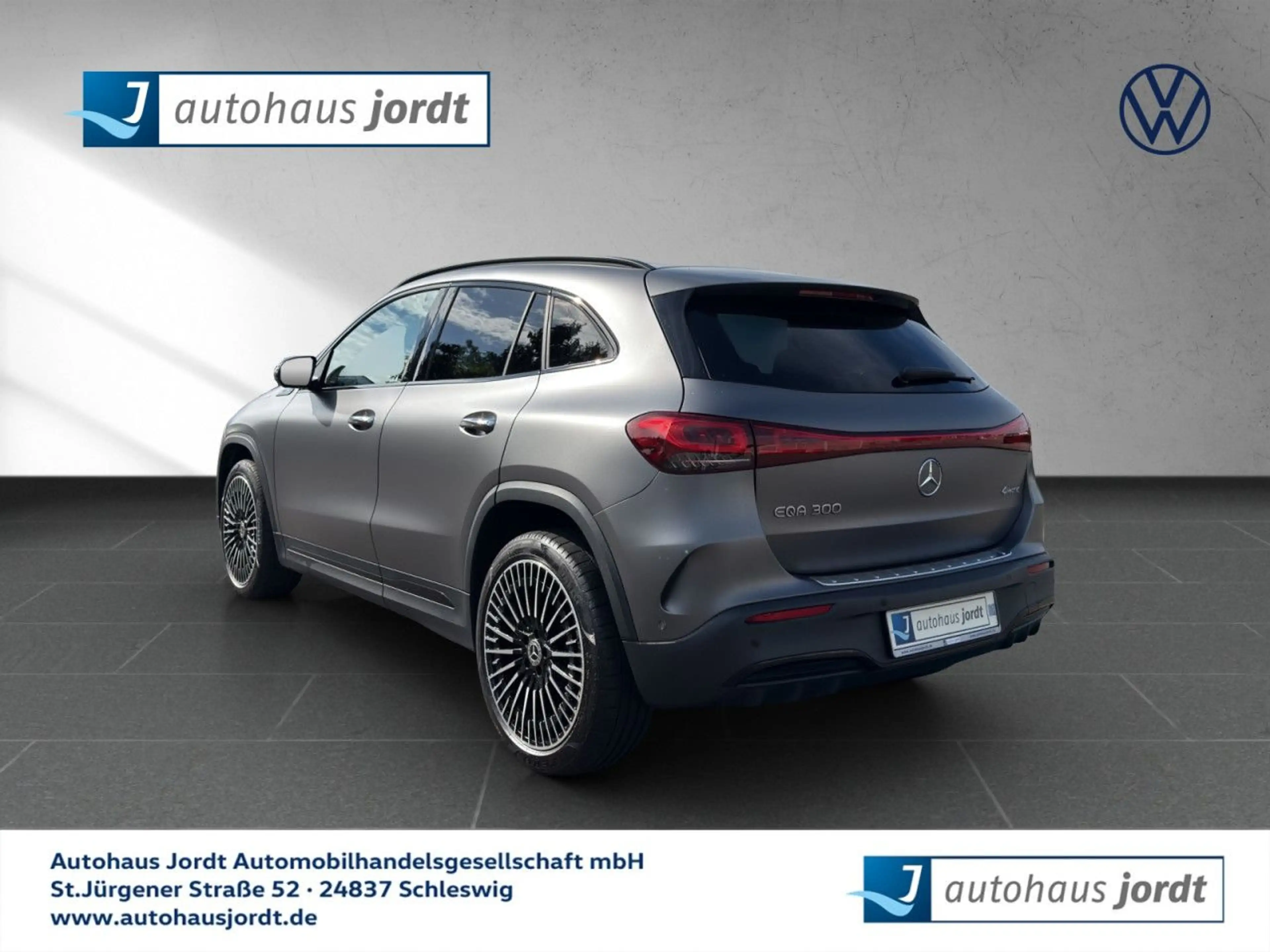 Mercedes-Benz EQA 300 AMG-Line Night 4Matic Automatik RFK SHZ — photo 3