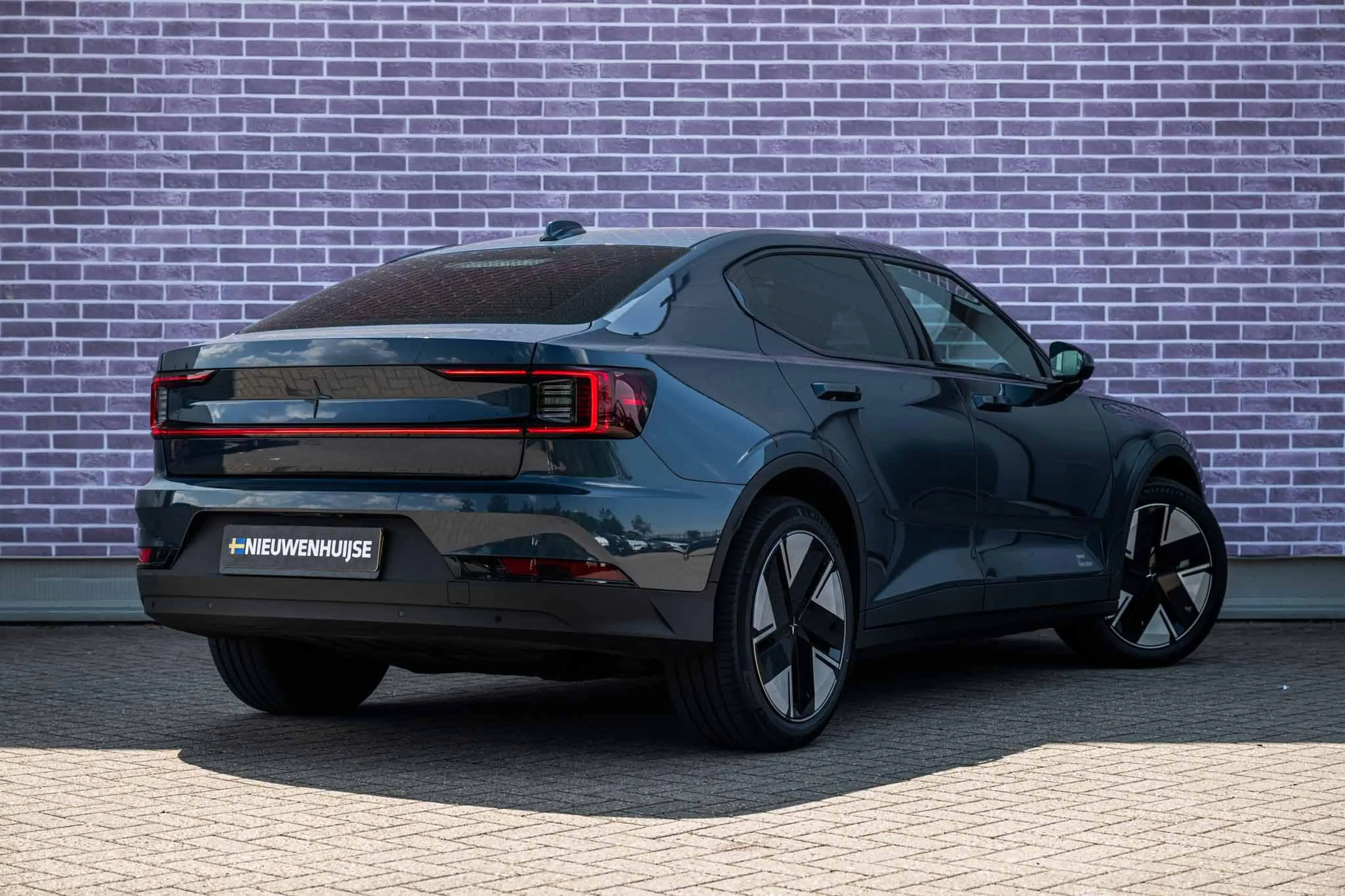 Polestar 2 Standard Range Single Motor 70 kWh — photo 2
