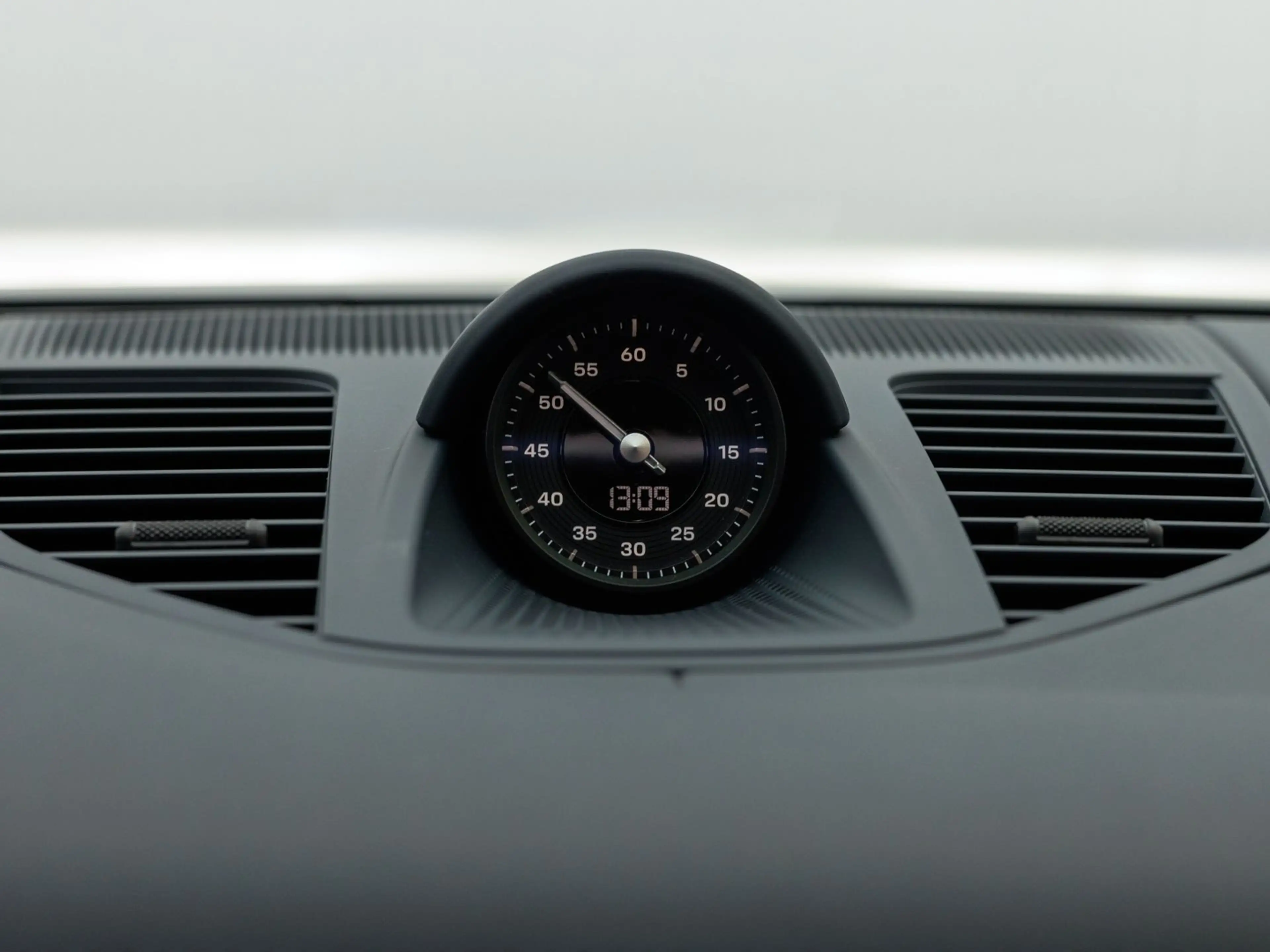 Porsche Panamera 4 E-Hybrid — photo 30