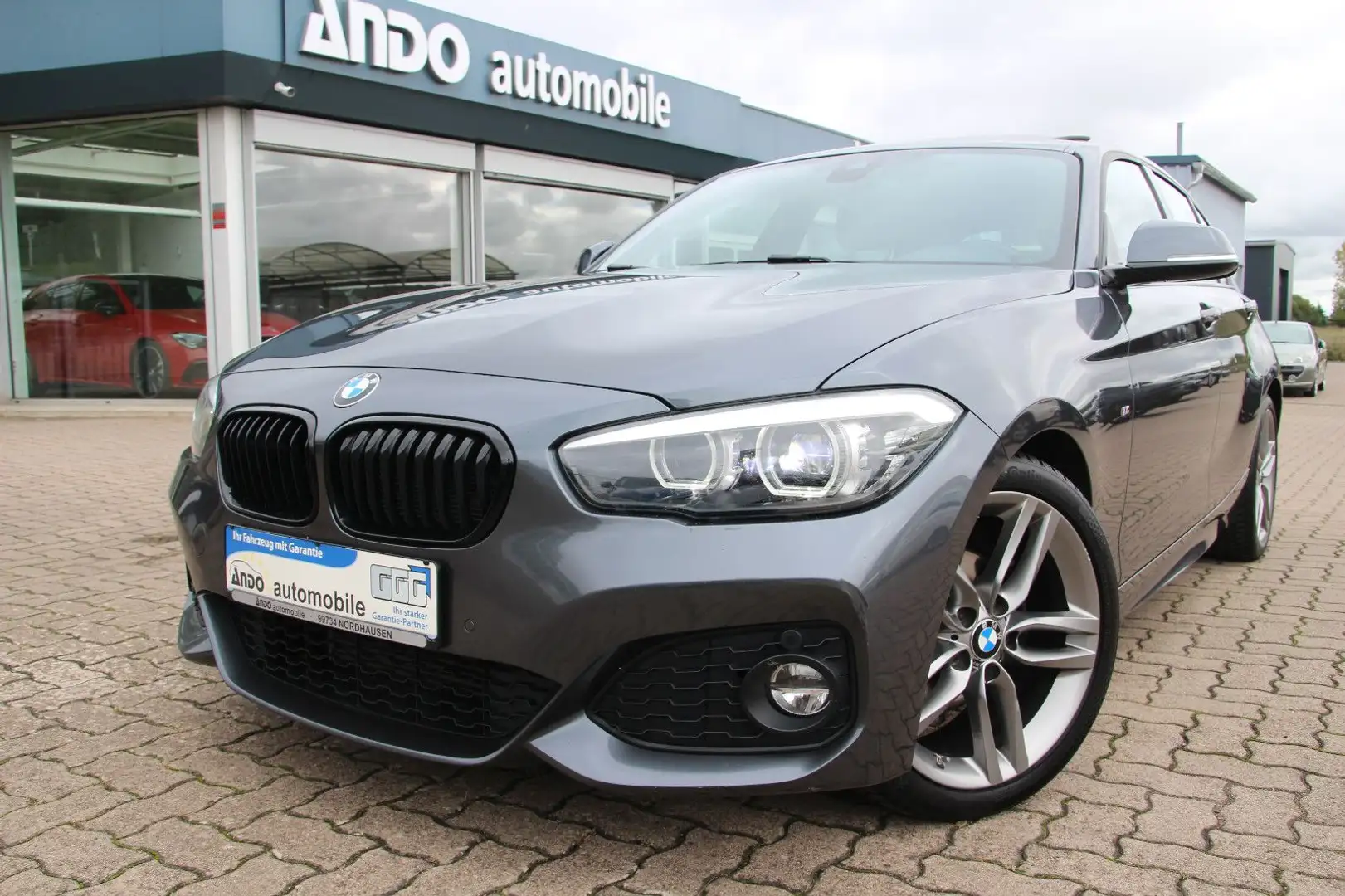 BMW 118 i Lim. 5-trg. Edition M Paket Sport Shadow Grau - 2