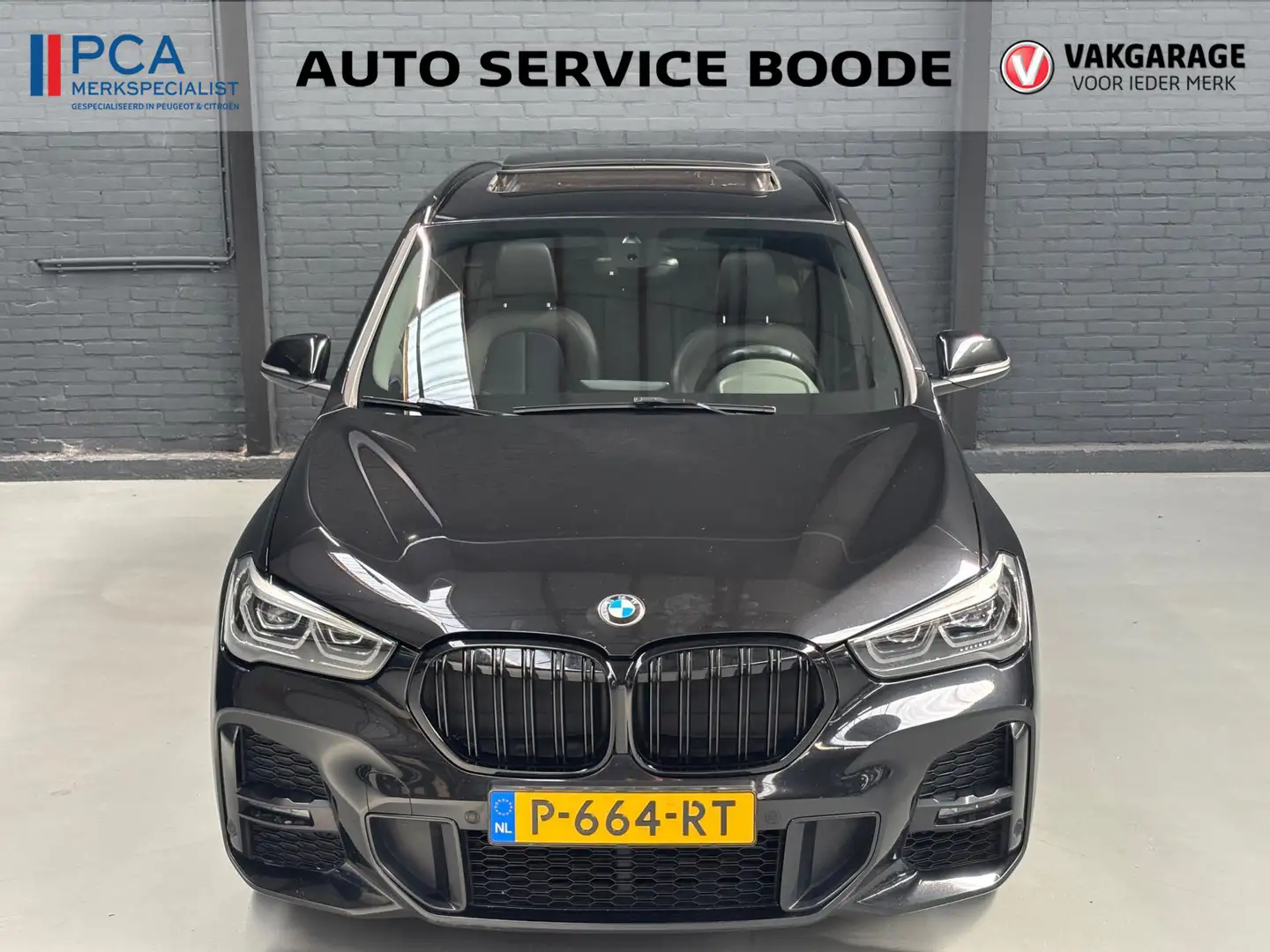 BMW X1 SDrive18i (136 pk) M-Sport automaat - panorama / s Zwart - 2