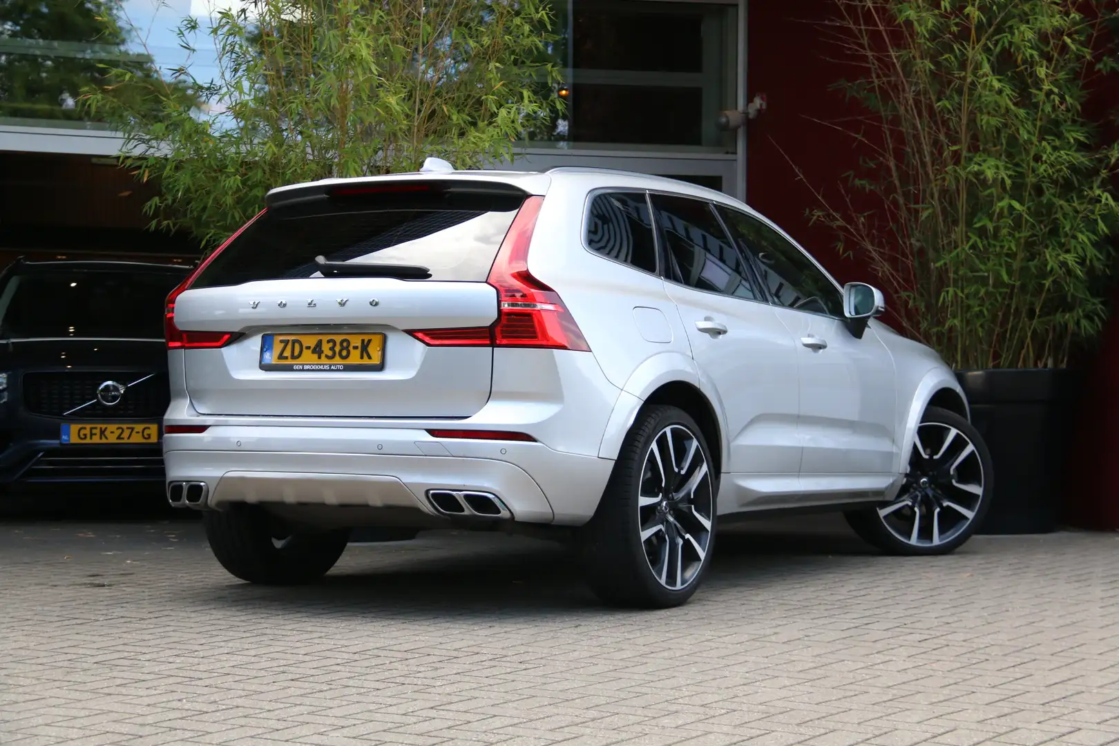 Volvo XC60 2.0 T5 Momentum | Adaptive Cruise | Keyless | Stoe Grijs - 2