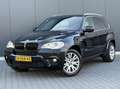 BMW X5 xDrive50i M-Pakket - Pano - 7-Persoons - Facelift Schwarz - thumbnail 1