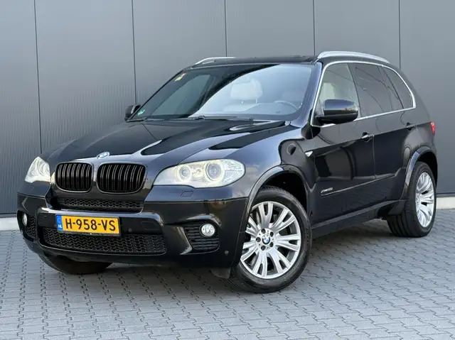 BMW X5 xDrive50i M-Pakket - Pano - 7-Persoons - Facelift
