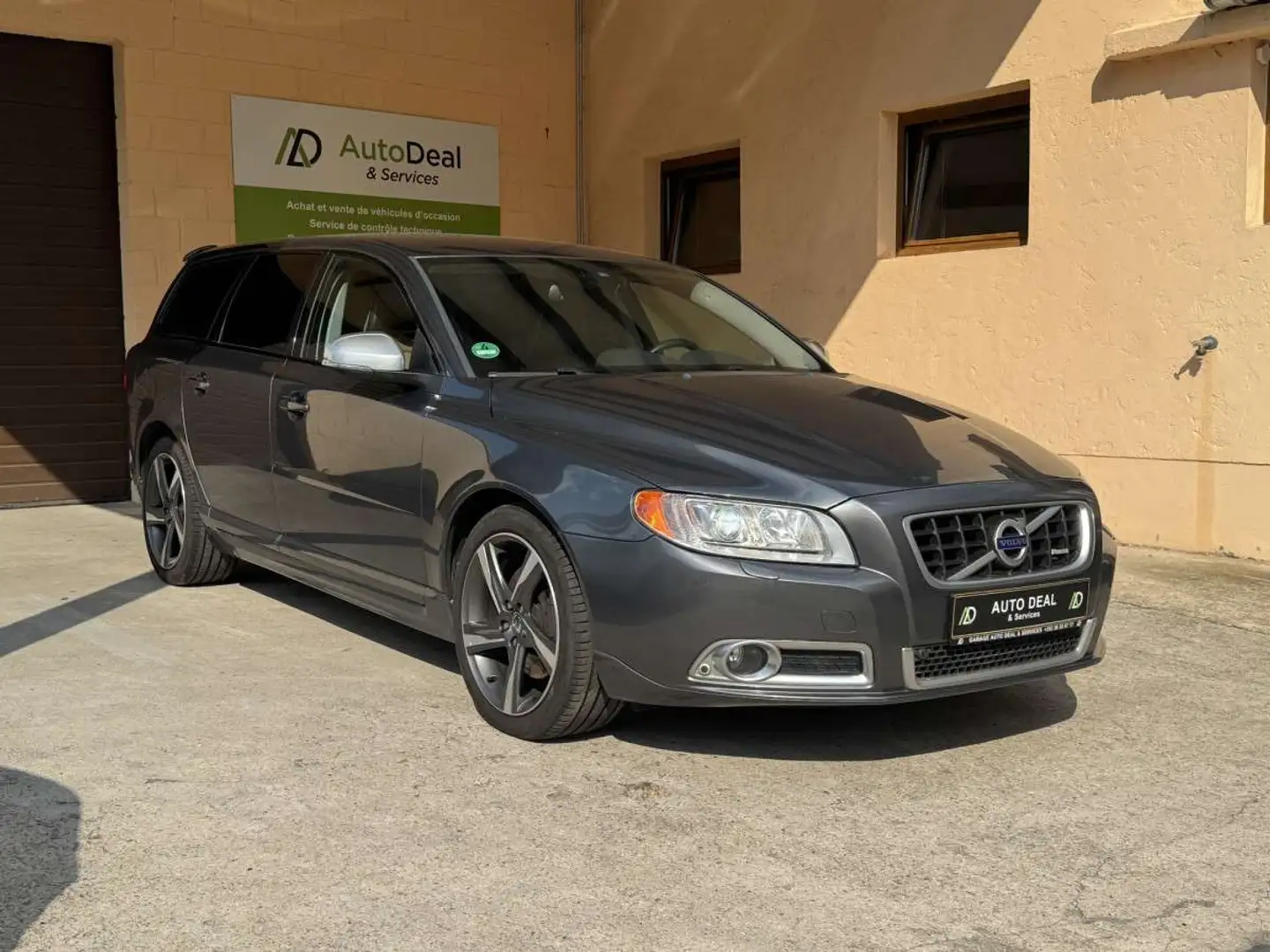 Volvo V70 D4 R-DESSGN 163CV AUTOMATIQUE Grigio - 1