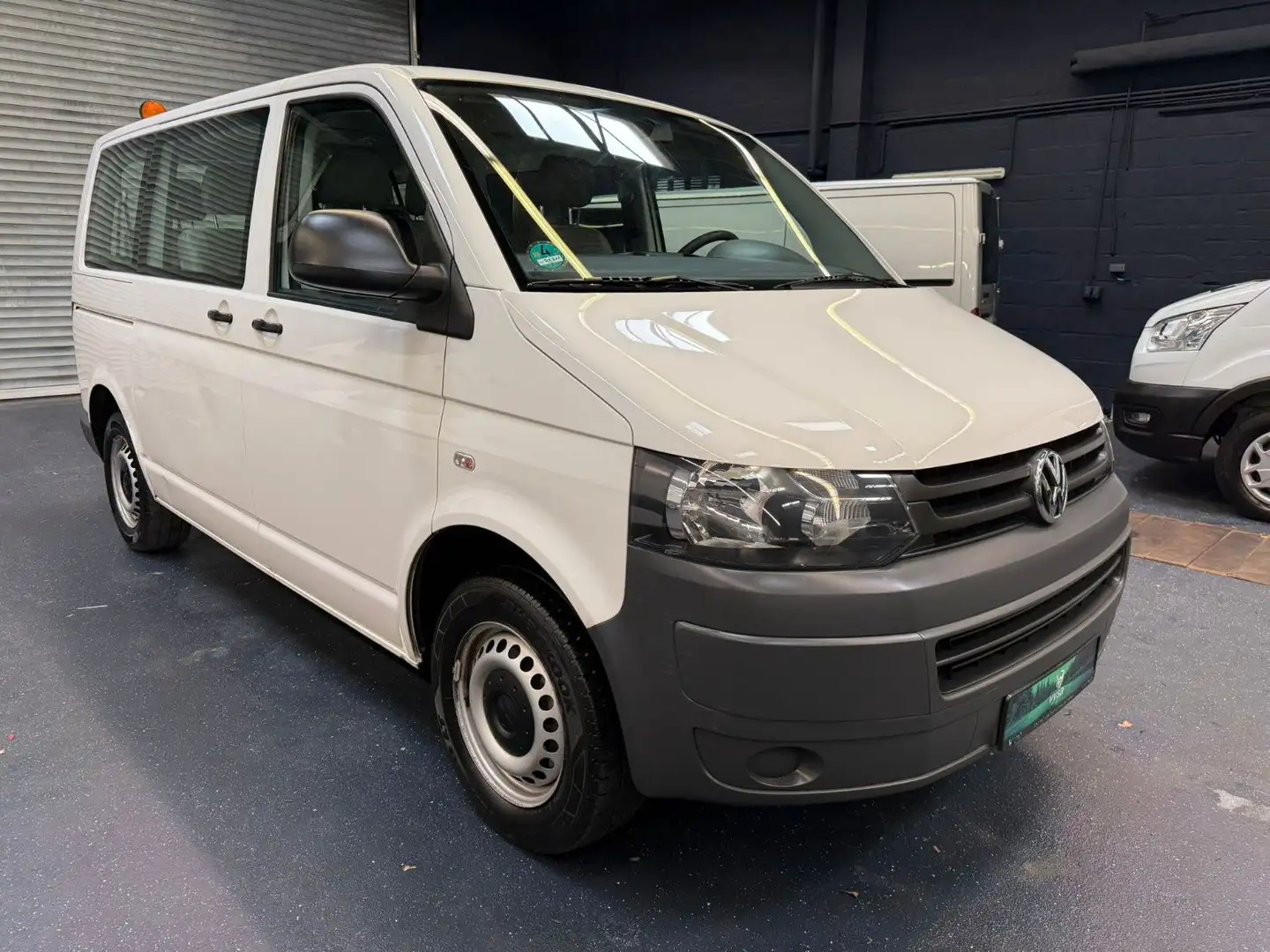 Volkswagen T5 Kombi 9 Sitze Klima 2.Hand TÜV 03/2026 Fehér - 1