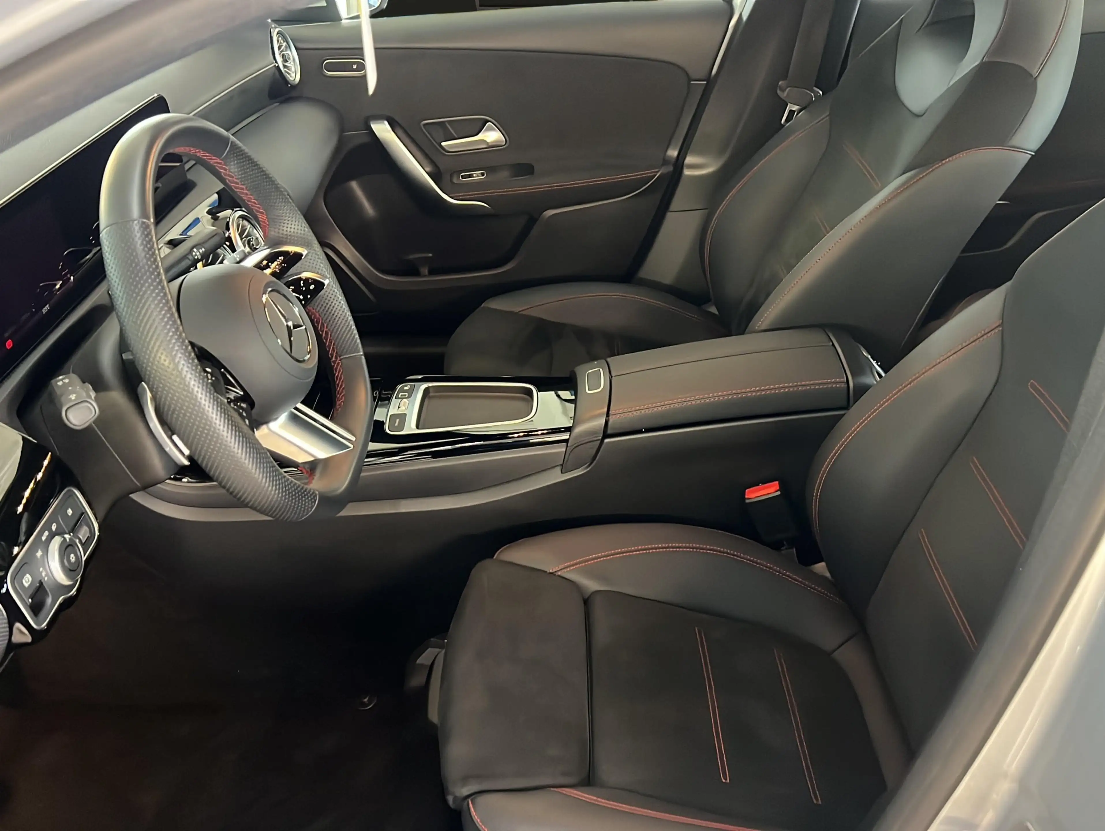 Mercedes-Benz A 180 AMG Line 7G Tronic*Navi*DAB*KeyGo*MBUX* — photo 3