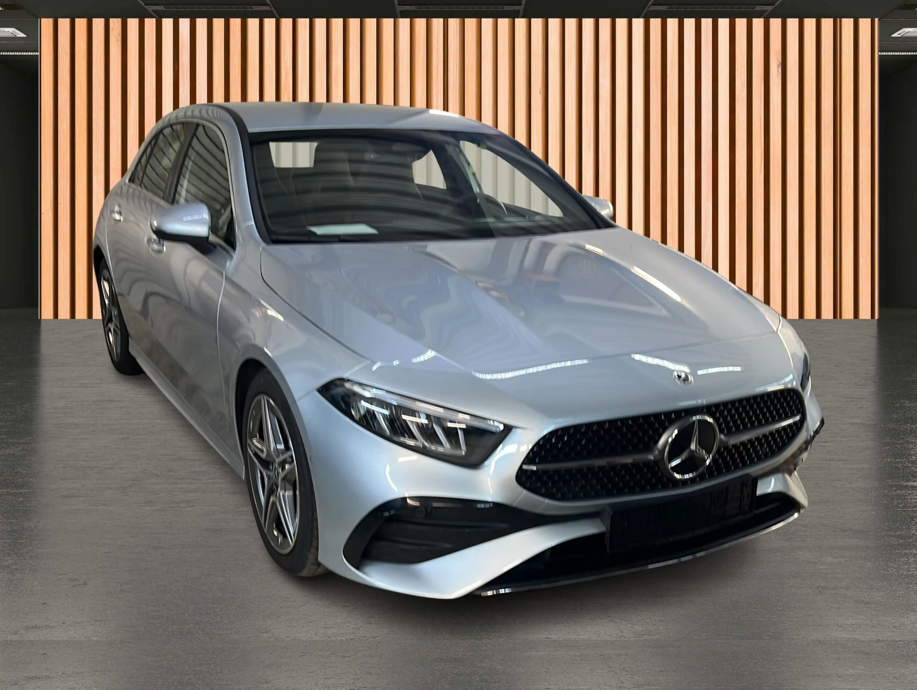 Mercedes-Benz A 180 AMG Line 7G Tronic*Navi*DAB*KeyGo*MBUX* — photo 4