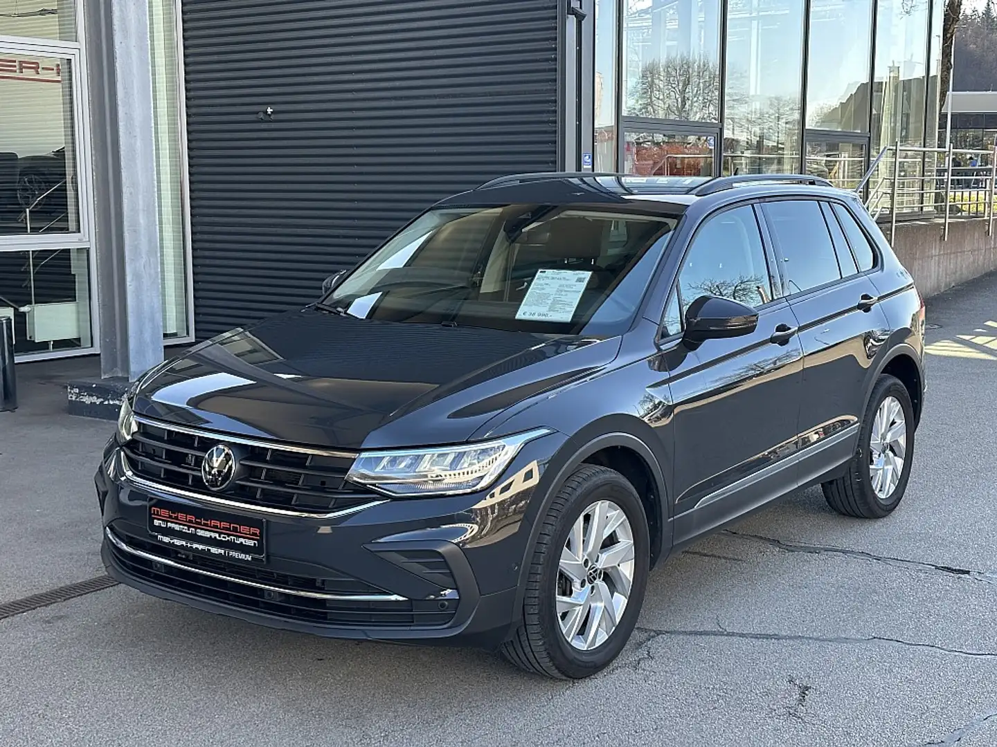 Volkswagen Tiguan 2,0 TDI 4Motion Life DSG / AHK / STHZ / RFK / K... Grau - 1