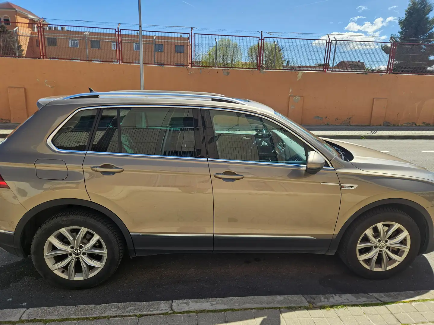 Volkswagen Tiguan Tiguan 2.0TDI Sport 4Motion DSG 140kW Sport Beige - 1