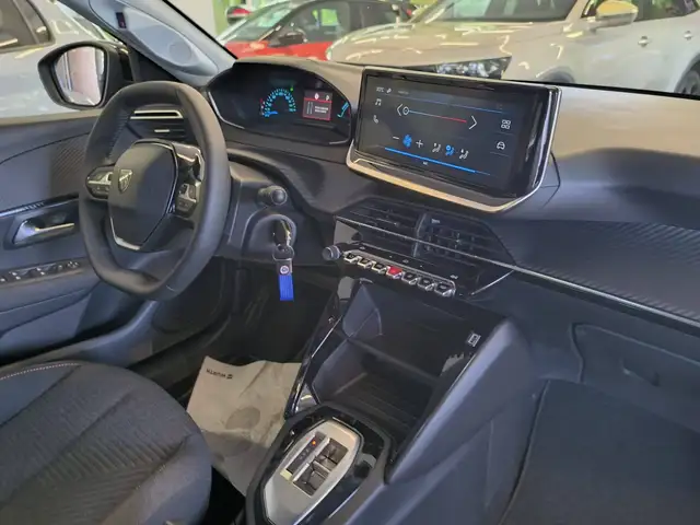 Peugeot 208 view 11