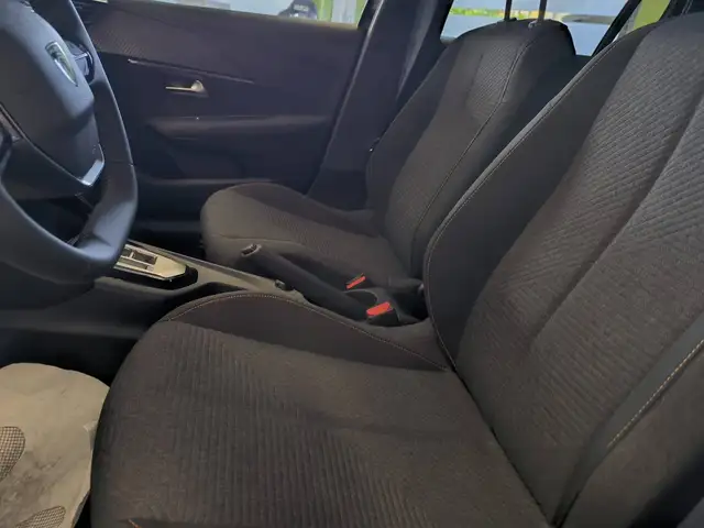 Peugeot 208 view 12