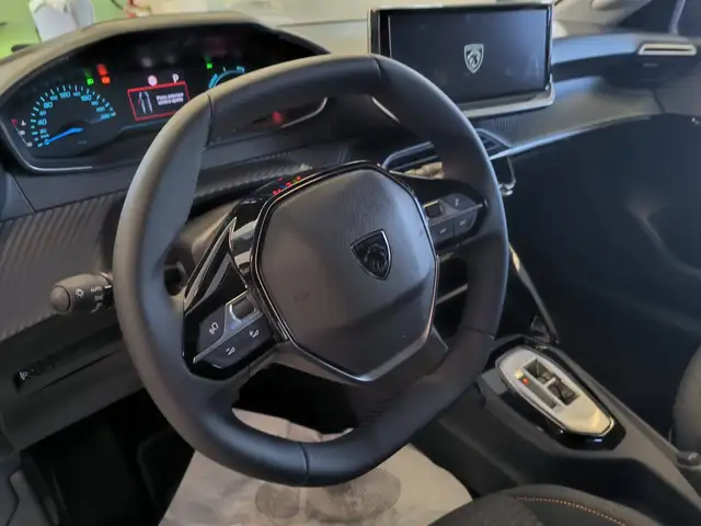 Peugeot 208 view 9