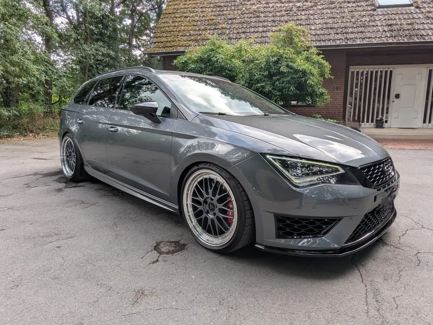 SEAT Leon ST 2.0 TSI Start&Stop DSG Cupra 290 Grau - 2