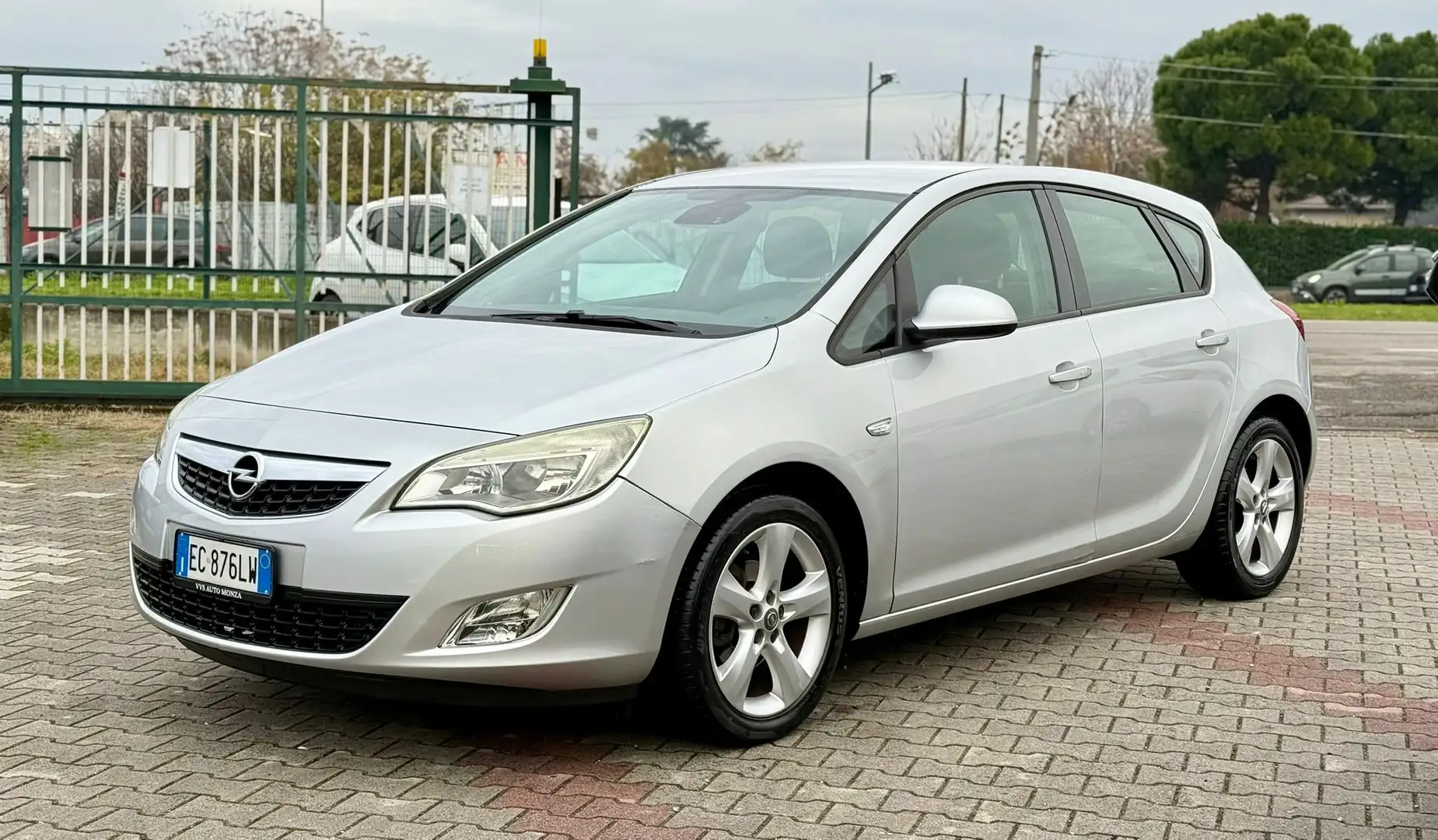 Opel Astra 5p 1.4 t Elective 140cv Plateado - 1