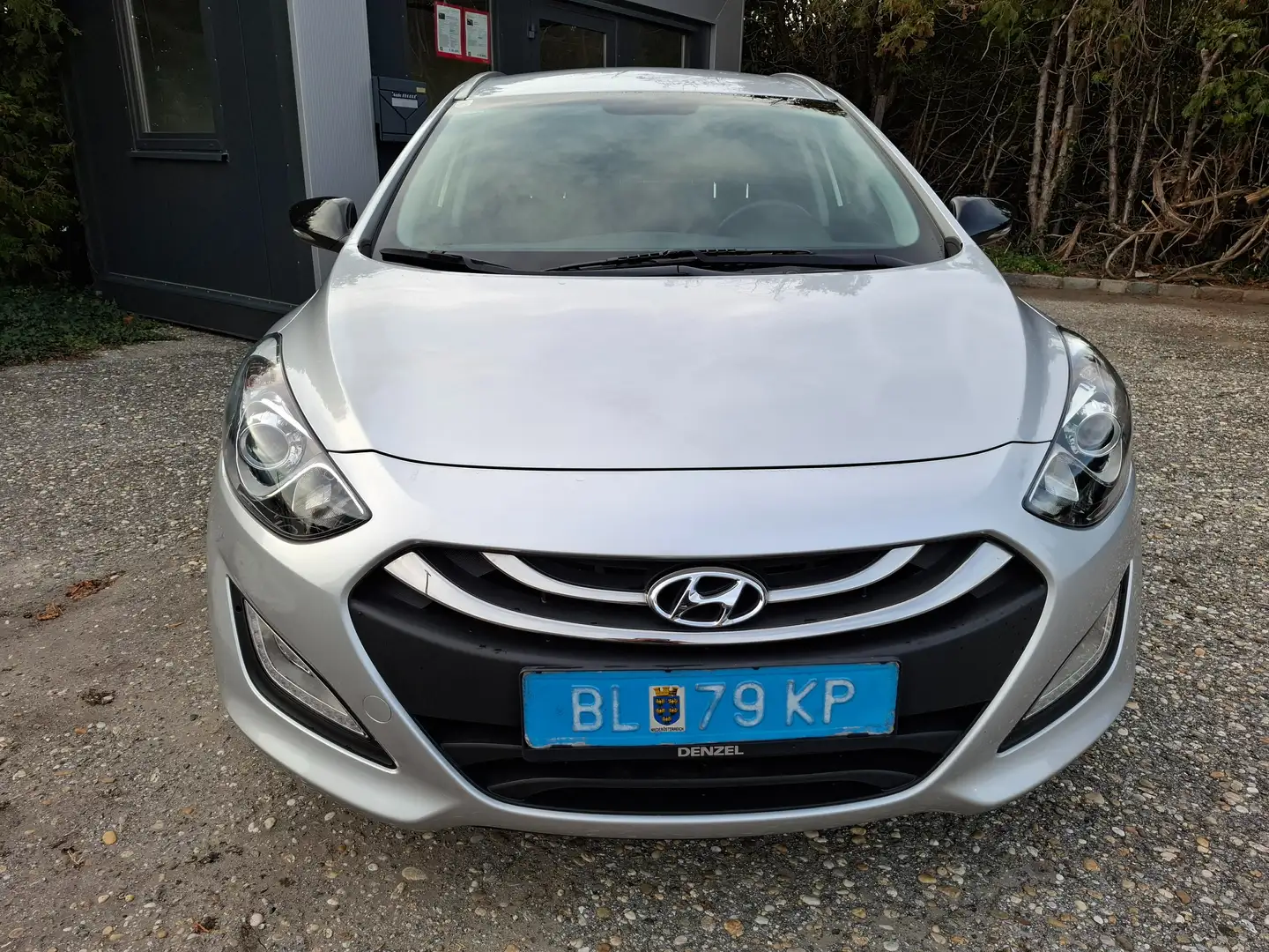 Hyundai i30 CW 1,4 Classic Kombi+1.Besitz+Bluetooth,Sitzheiz. Silber - 2